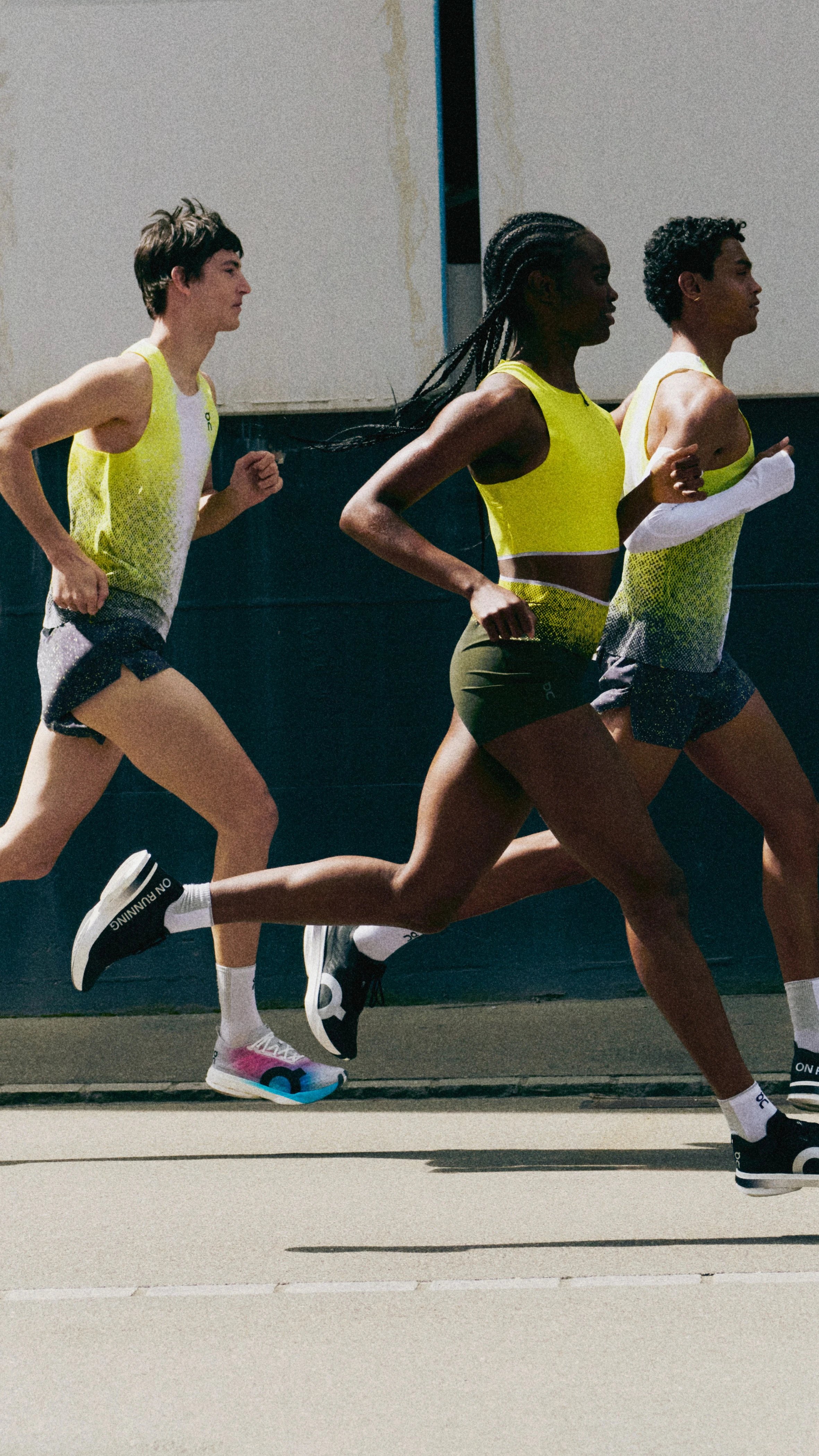 Trois runners en tenues On s’entraînent en extérieur.
