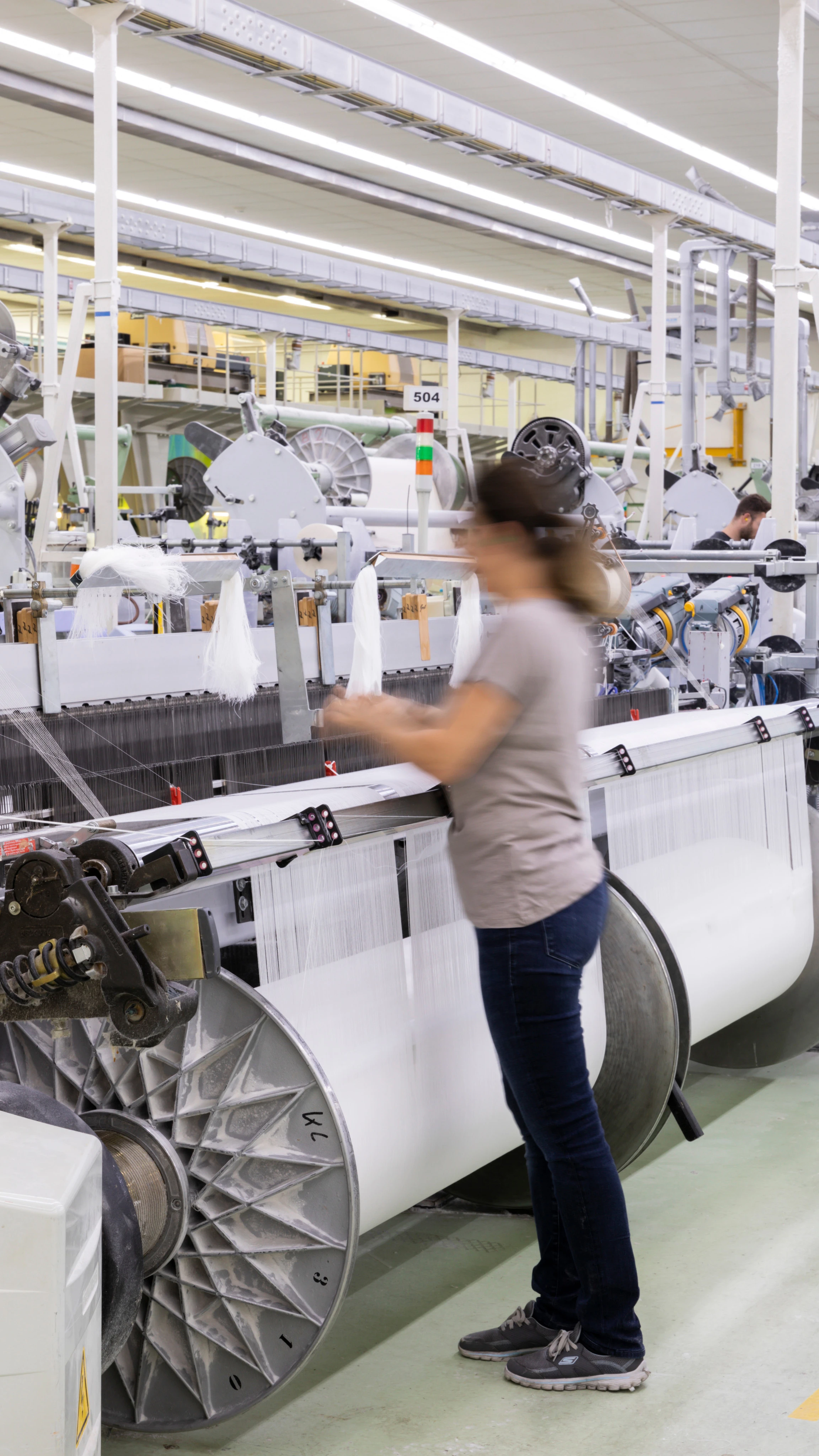 Plan large sur une femme travaillant dans l'une de nos usines. 
