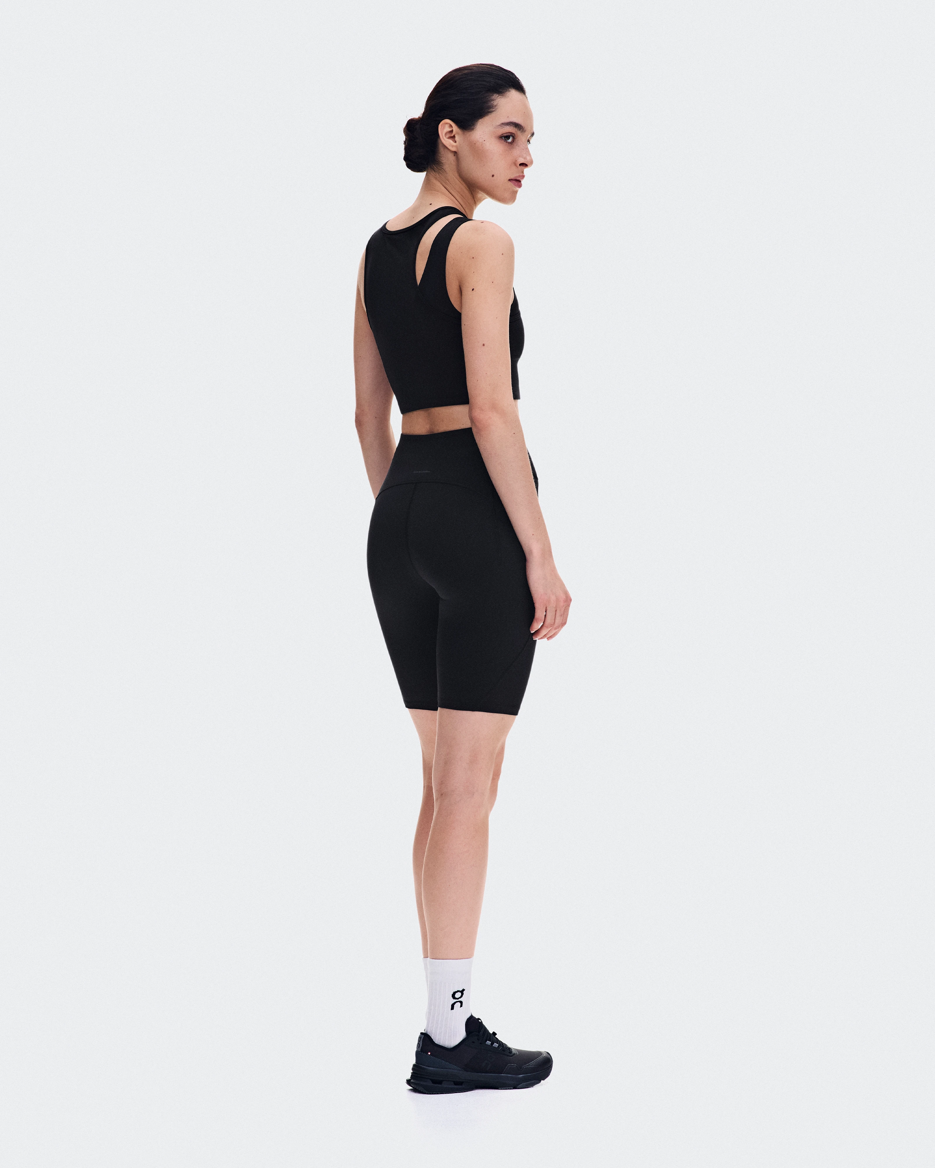On Studio Asymmetric Crop Black Femme Hauts et t-shirts