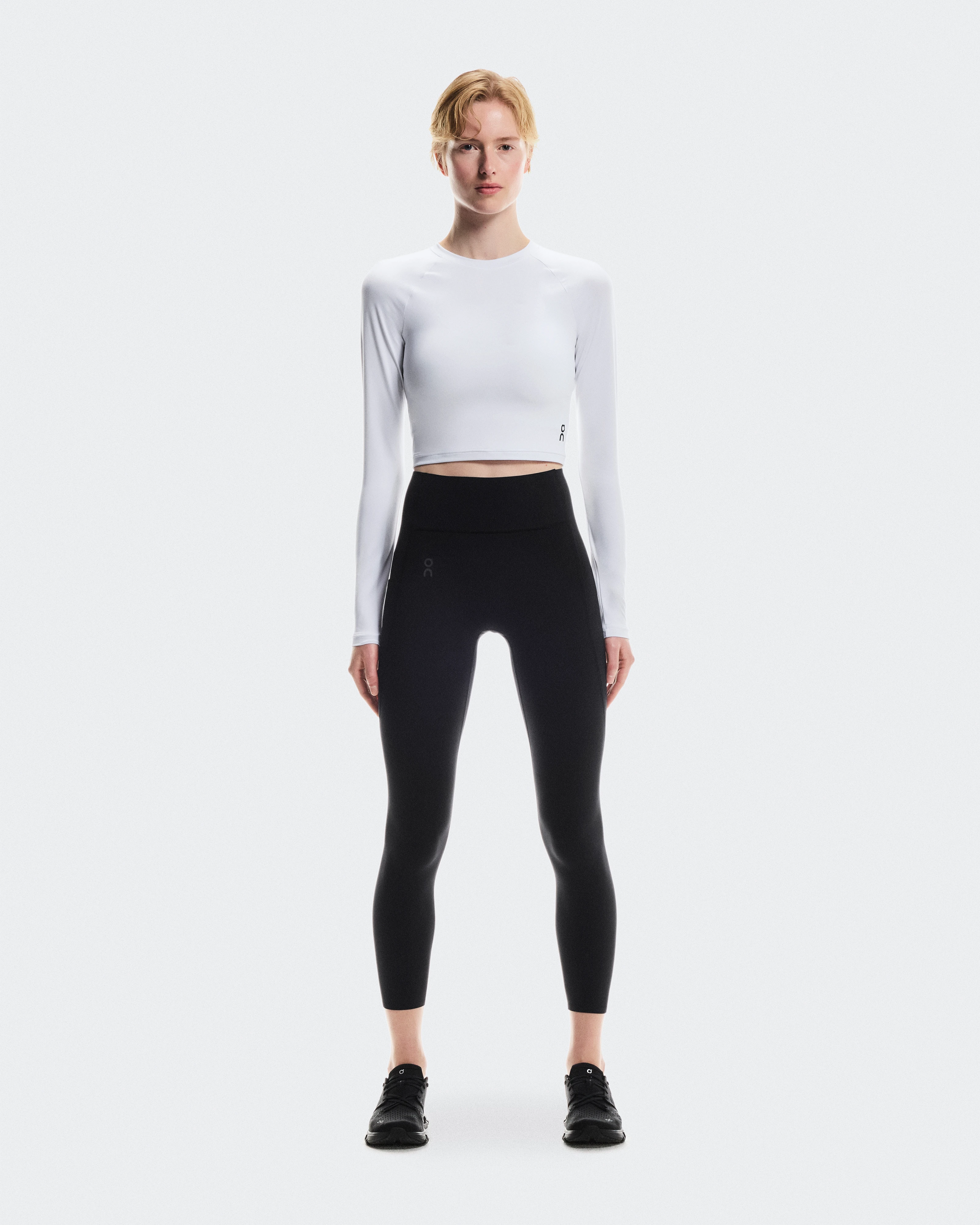 On Studio Long-T Crop White Femme Hauts et t-shirts