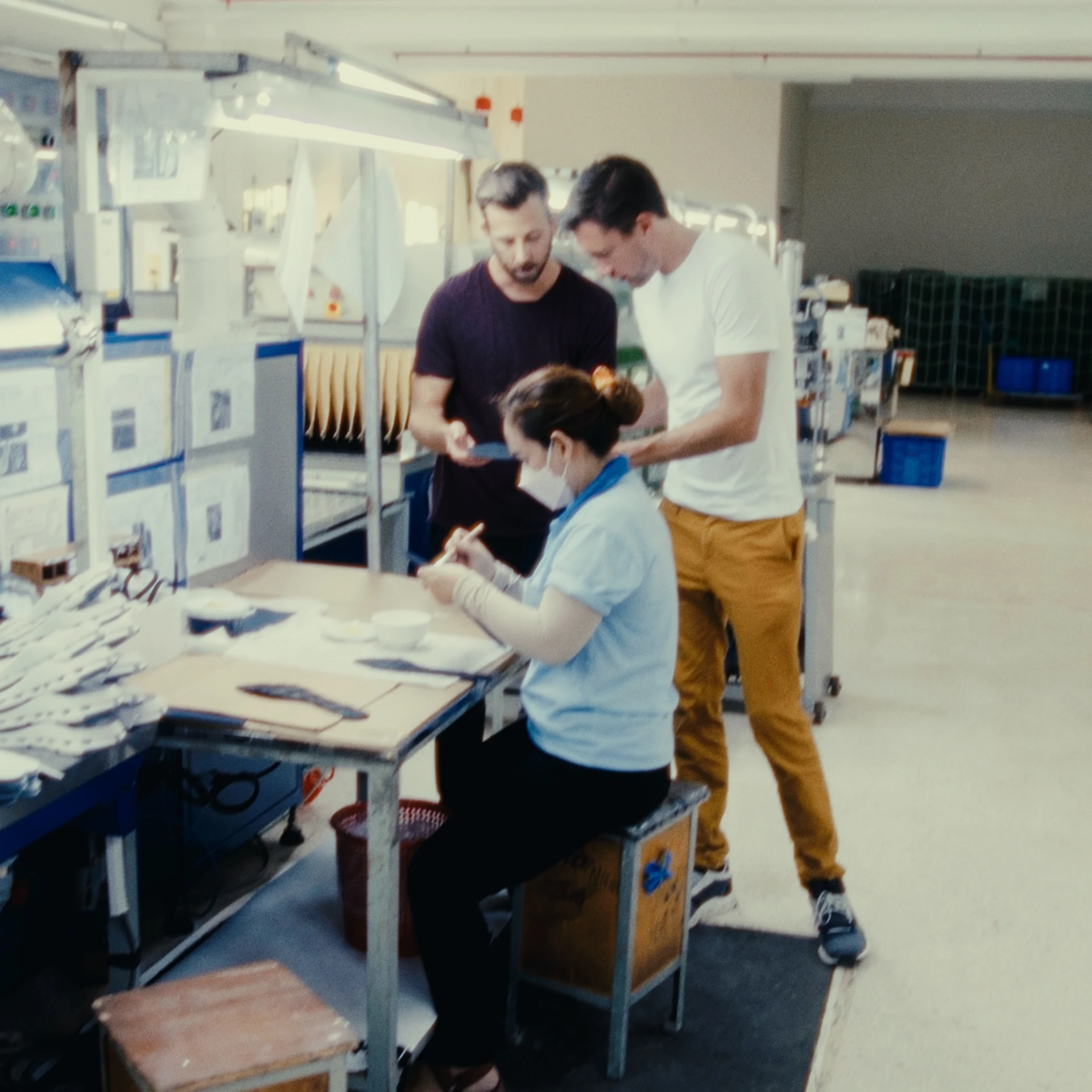 Trois personnes, une femme assise et deux hommes debout, travaillent dans le Lab On.