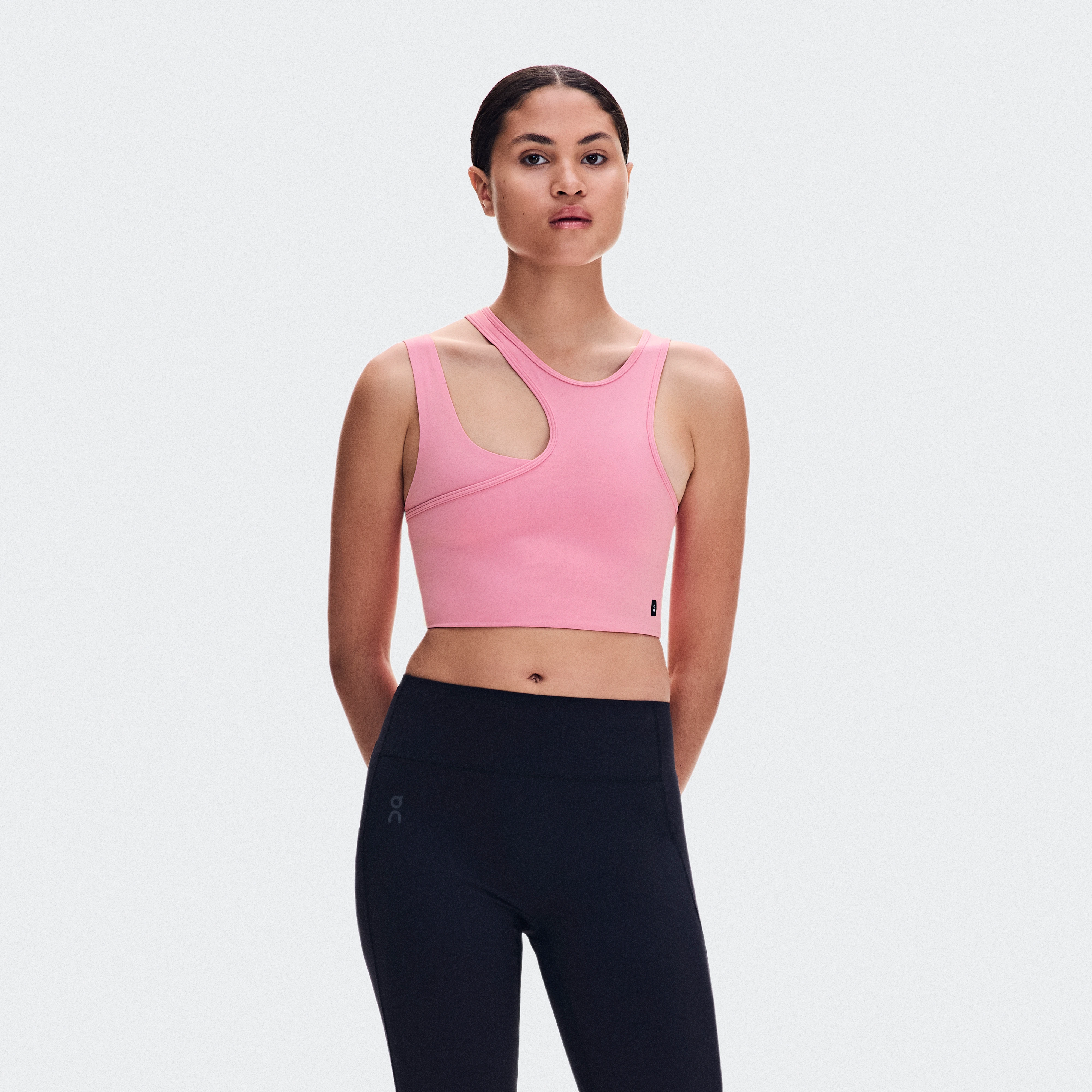 On Studio Asymmetric Crop Magnolia Femme – Training faible intensité, quotidien Hauts et t-shirts