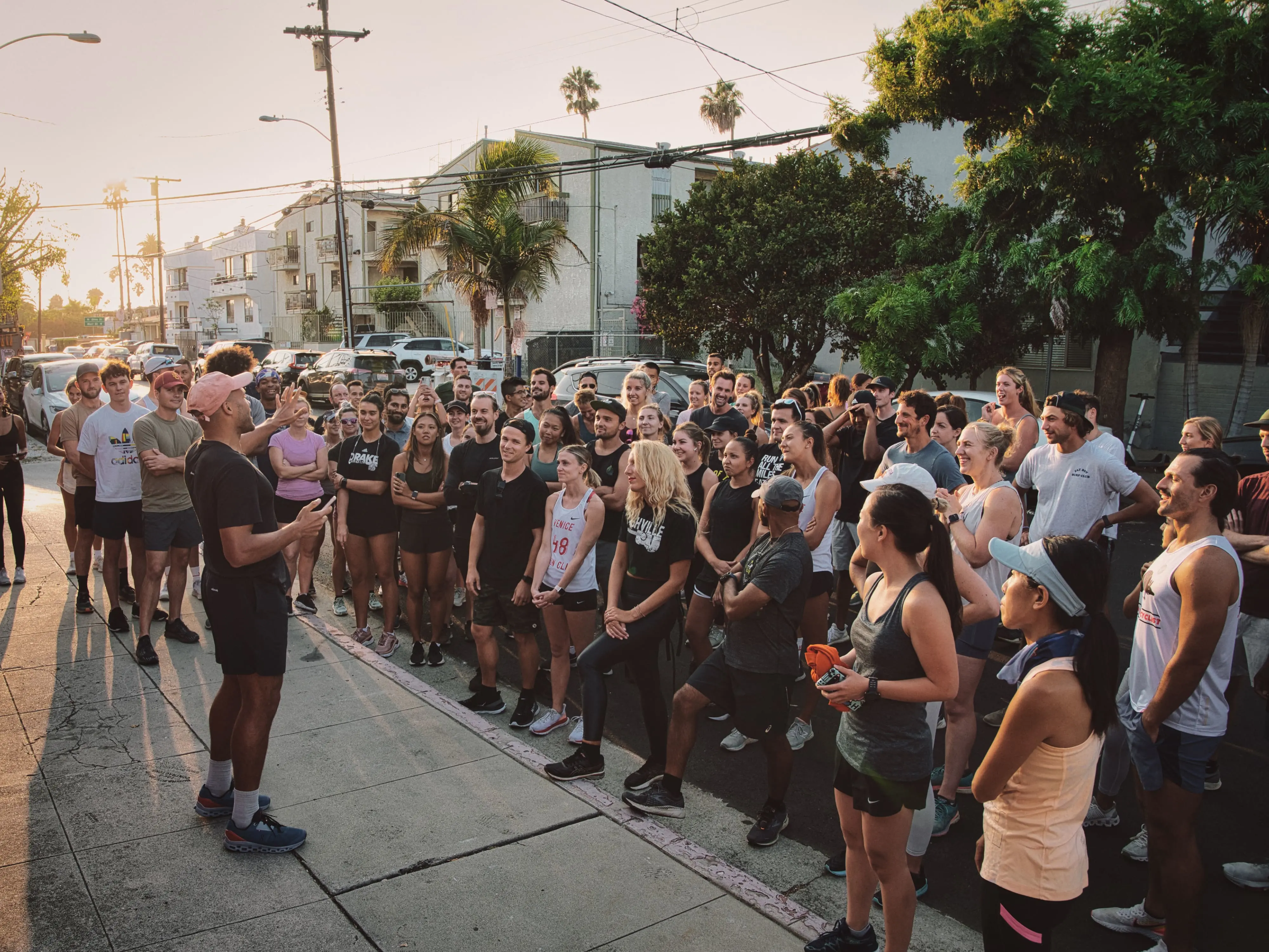 un homme parle à une foule de runners