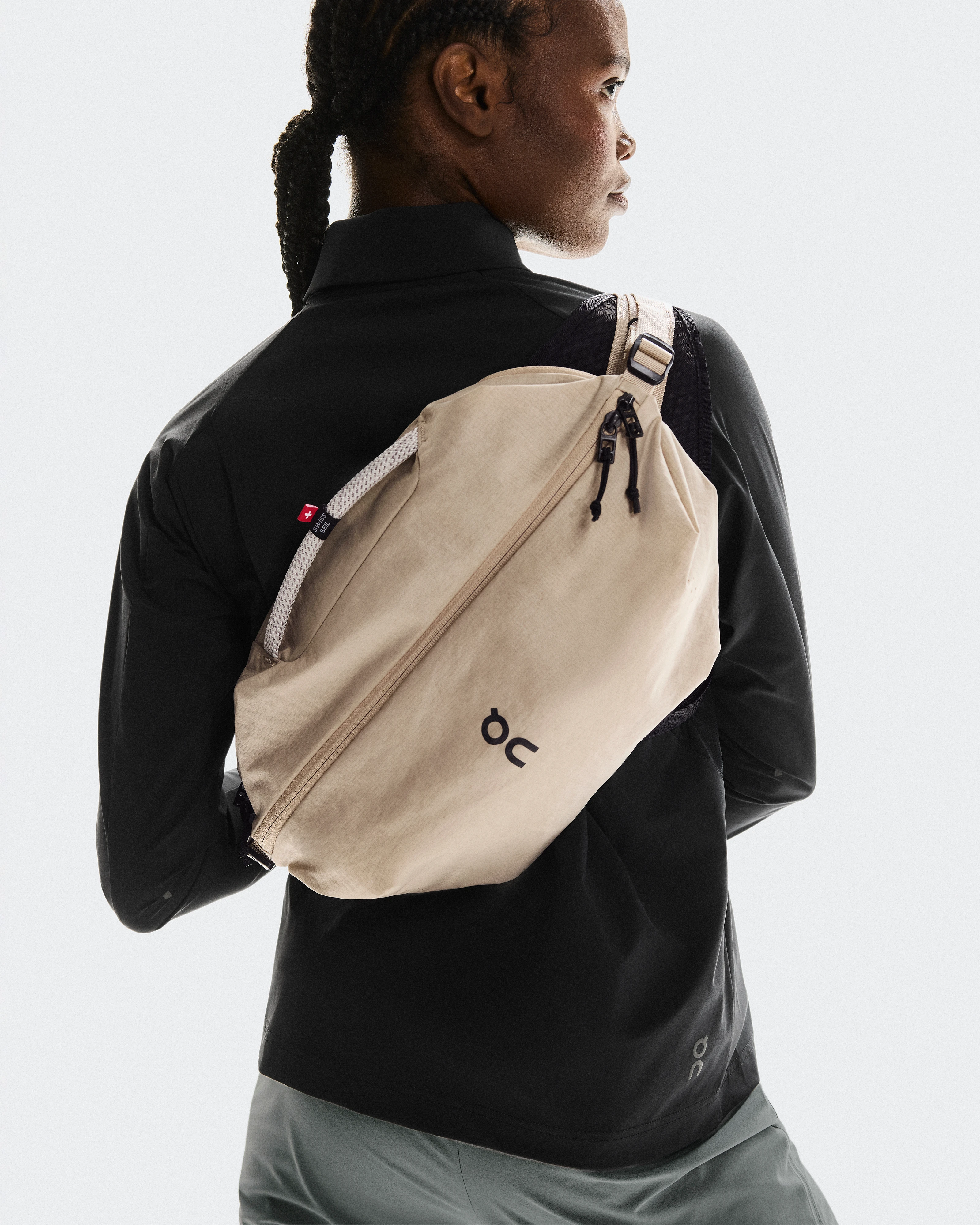 On Sling Pack 9L Sand & Black Unisexe Sacs