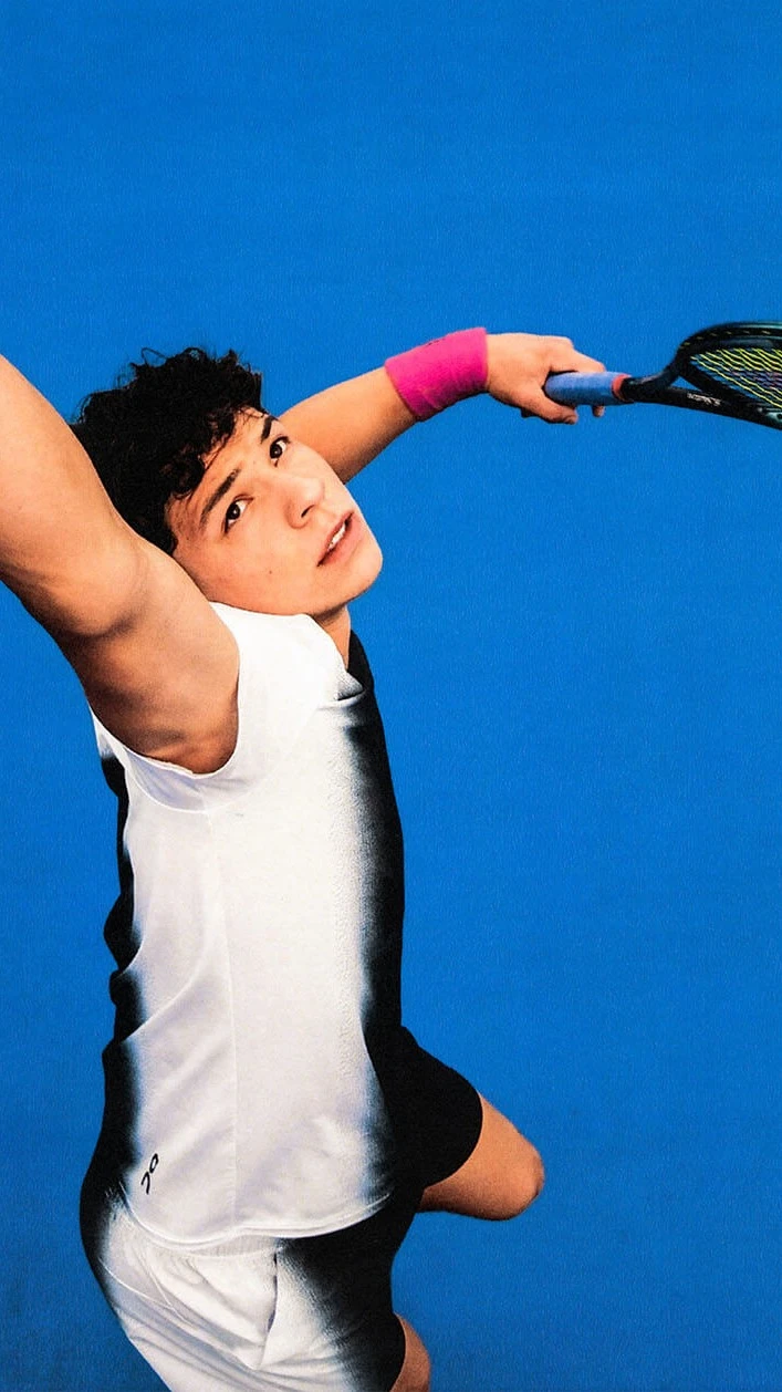 Ben Shelton lance une balle de tennis en l'air avant de servir.