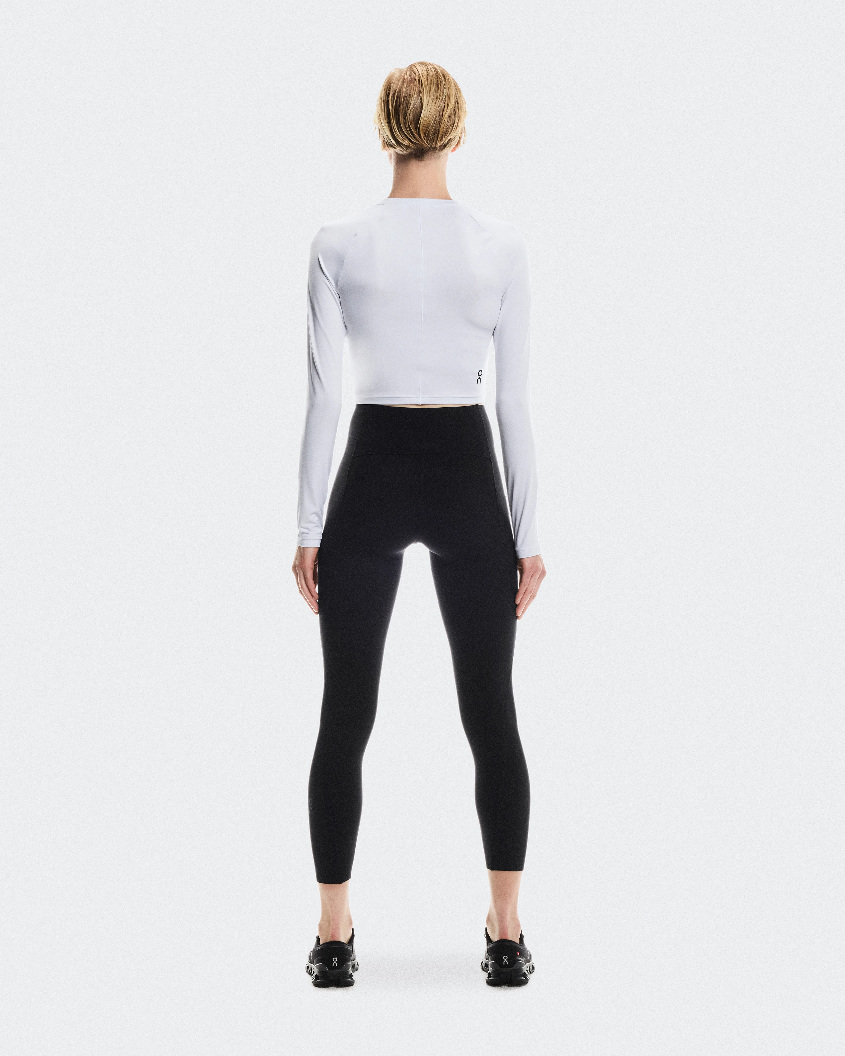 On Studio Long-T Crop White Femme Hauts et t-shirts