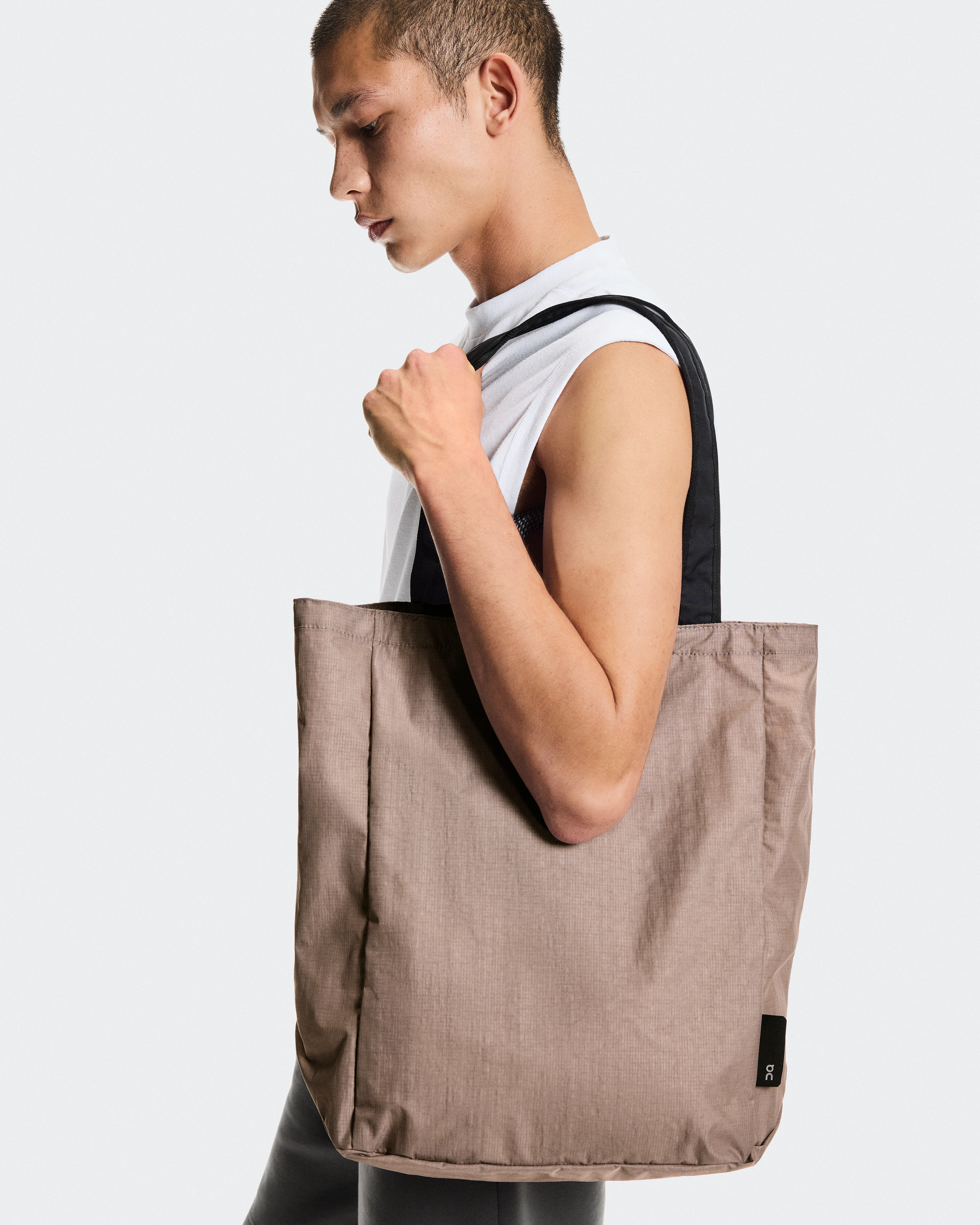 On Tote Pack 25L Cinder & Black Unisexe Sacs