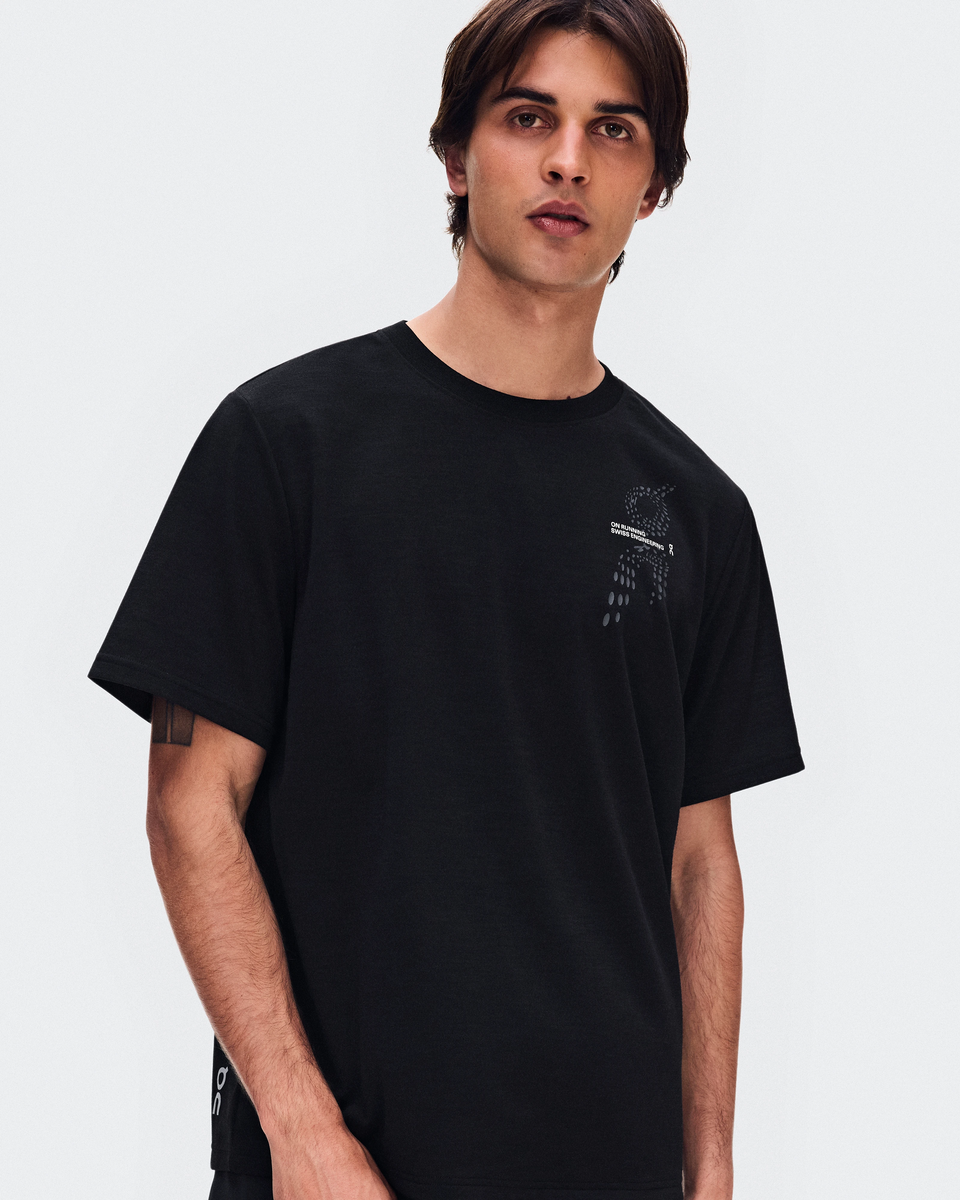 On On Run-T Black Homme Hauts et t-shirts