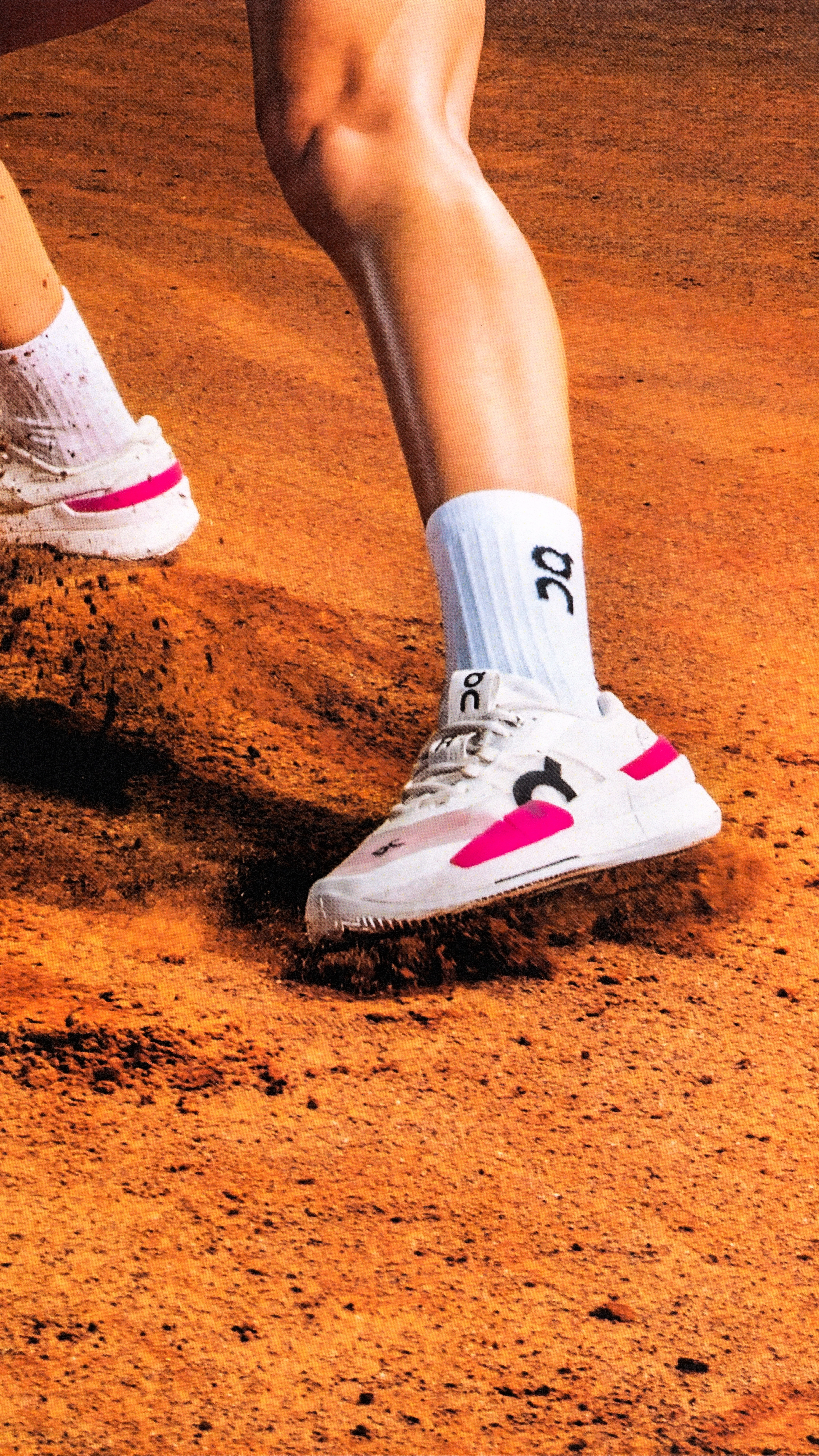 Un joueur de tennis glisse sur la terre battue avec ses chaussures, qui devront être lavées plus tard.