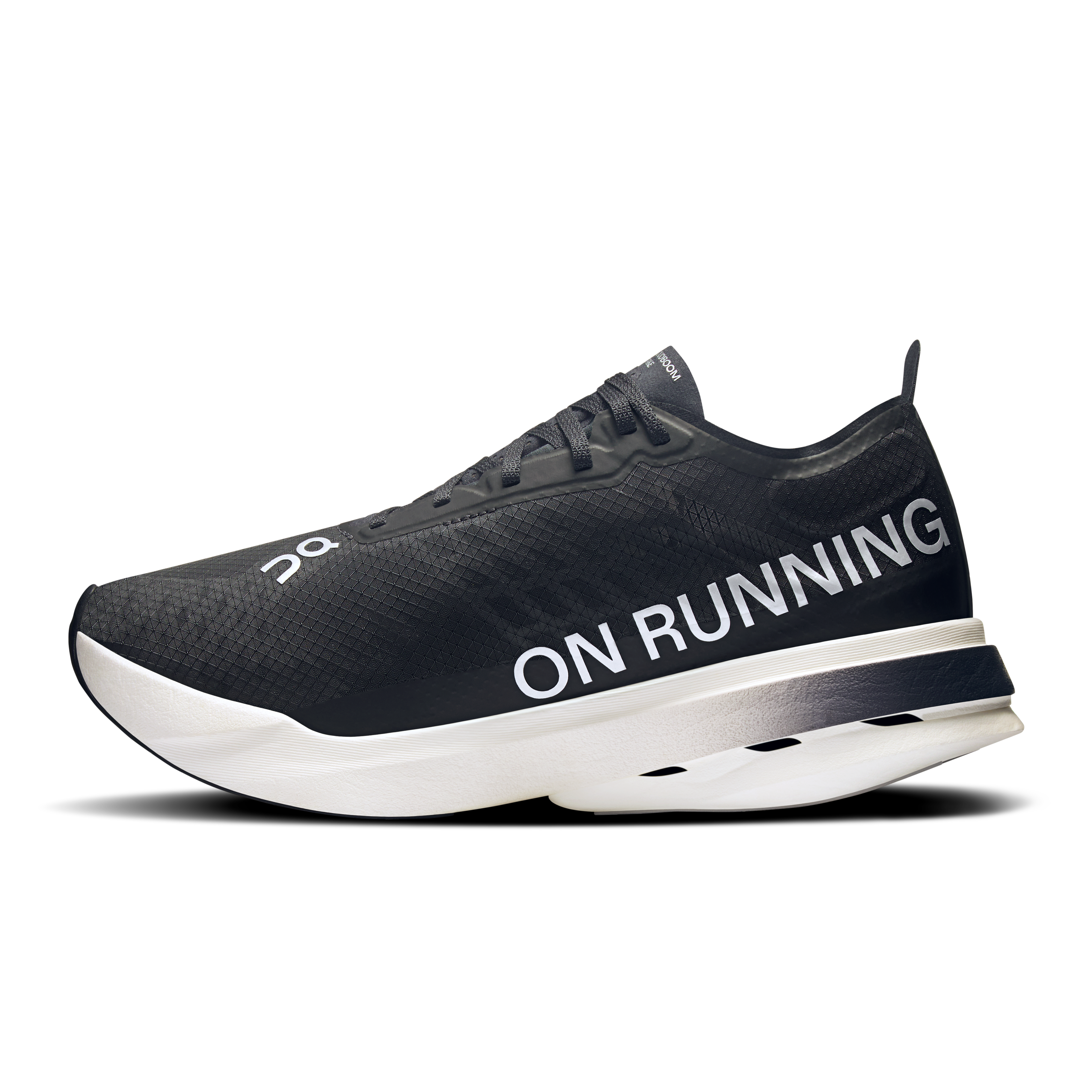 On Cloudboom Strike Black & White Femme Running sur route Chaussures