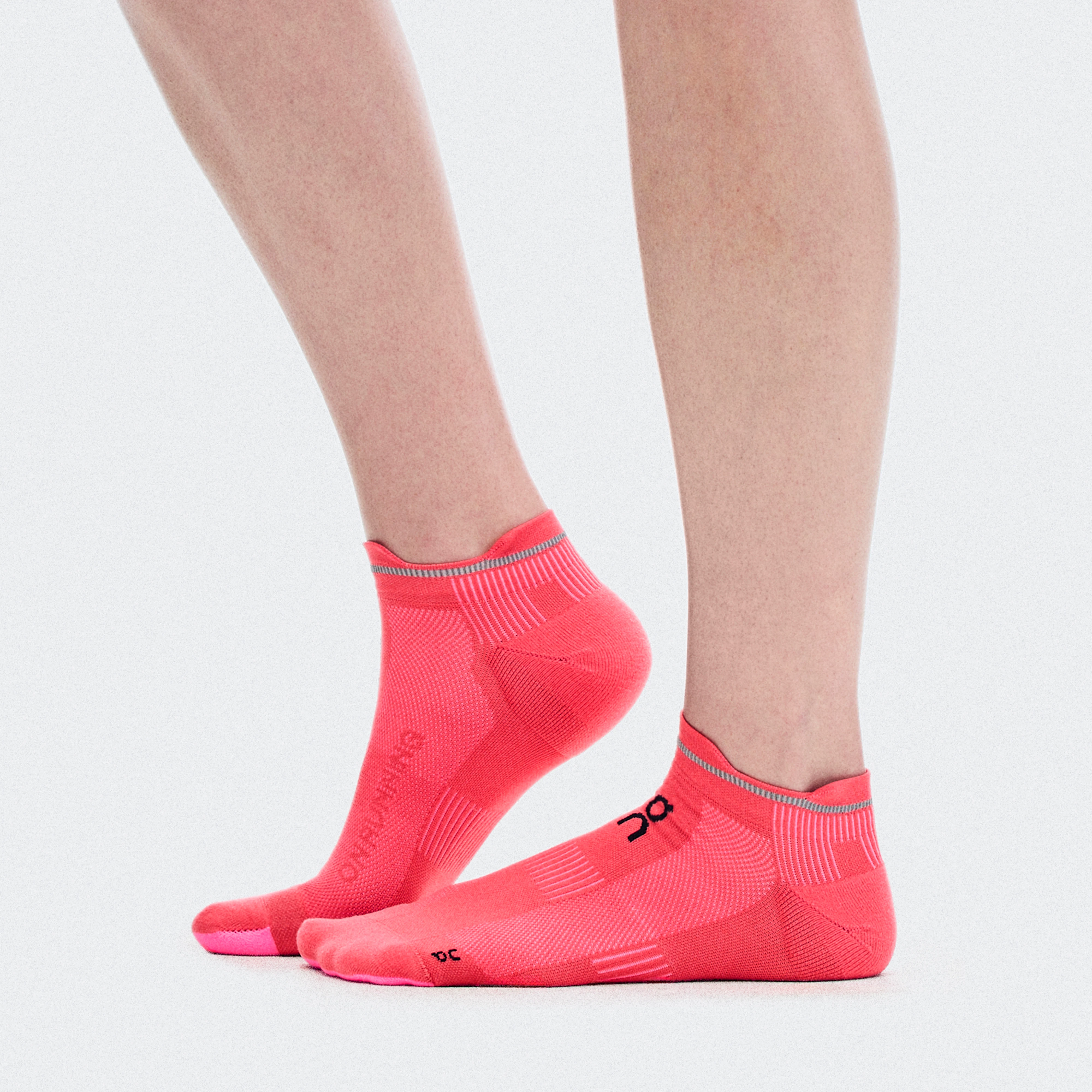 On Elite Run Sock Low Camellia & Azalea Unisexe – Compétition, absorbantes, respirantes Chaussettes