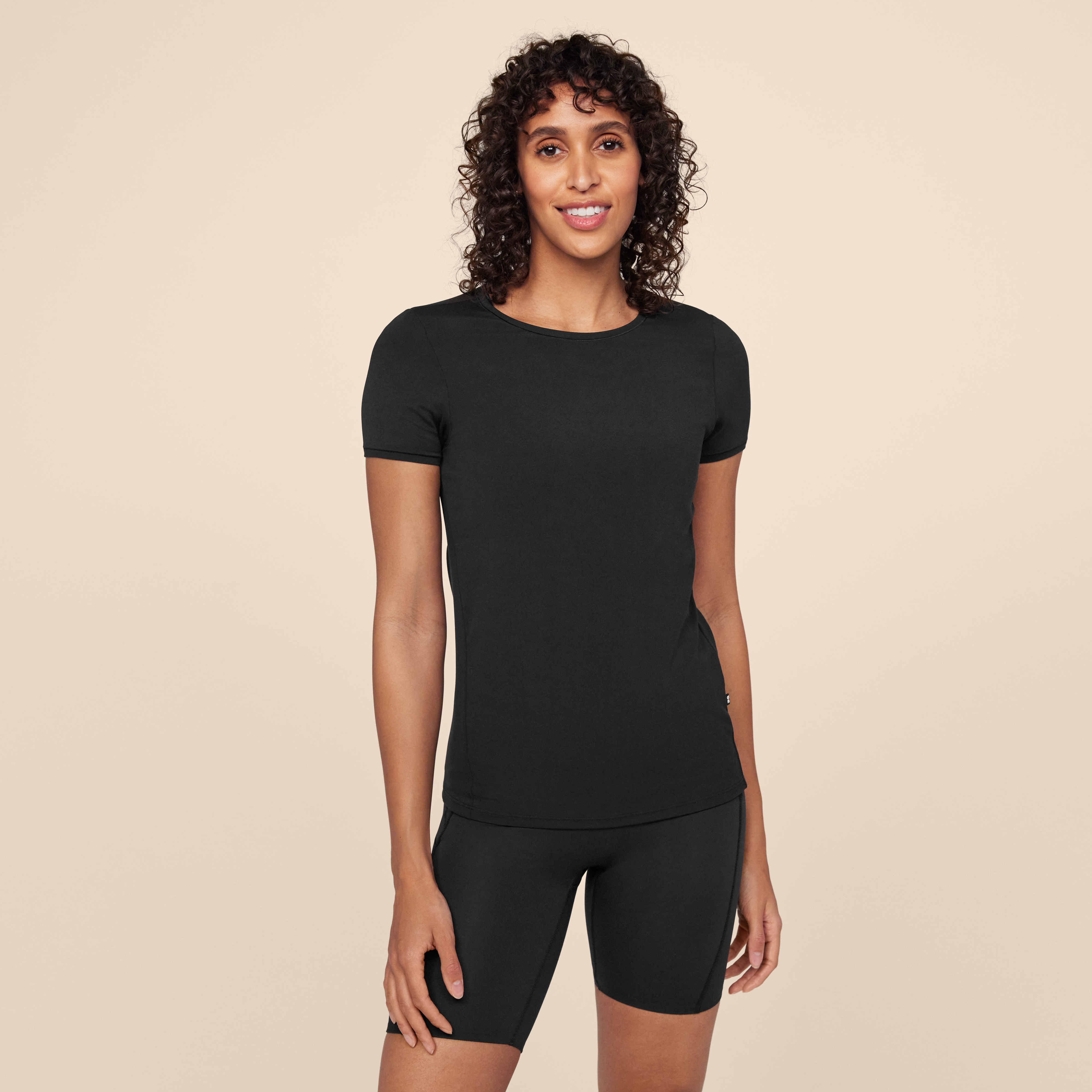 On Movement-T Black Femme – Yoga, training faible intensité, porter quotidien Hauts et t-shirts