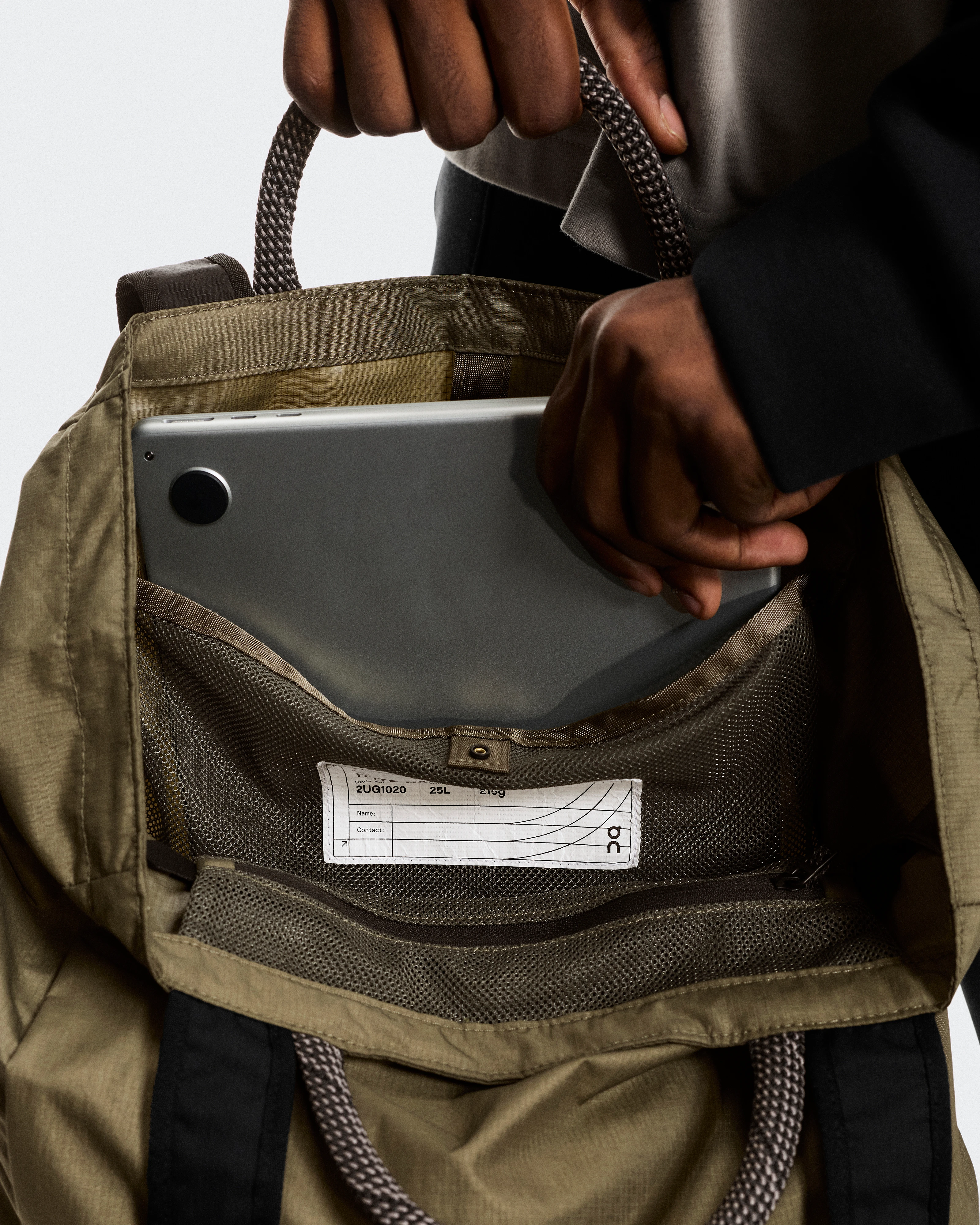 On Tote Pack 25L Olive & Black Unisexe Sacs
