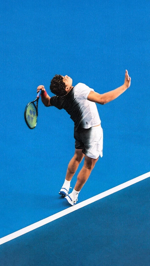 Ben Shelton fait un backswing avant de servir.