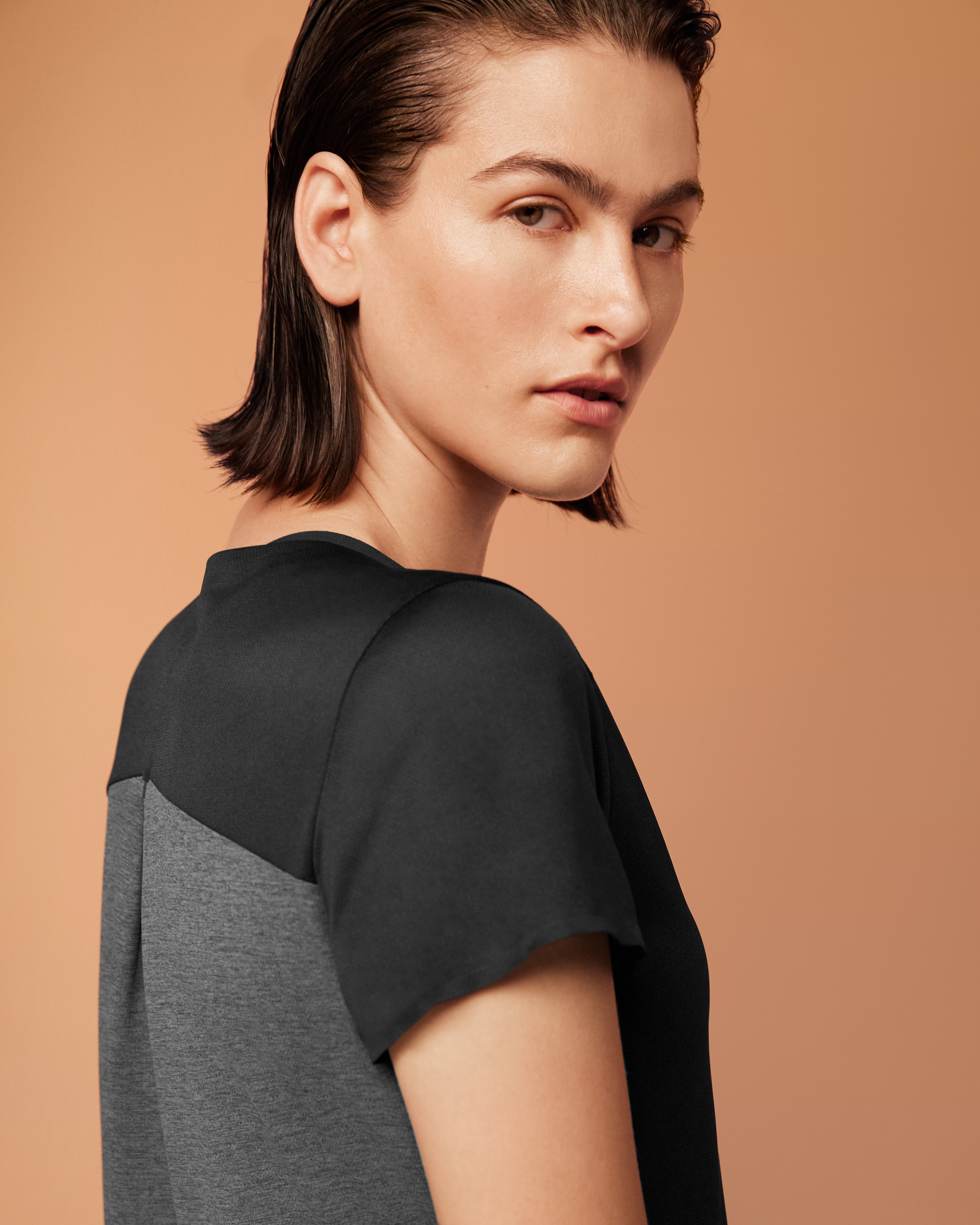 On Performance-T Black & Dark Femme Hauts et t-shirts