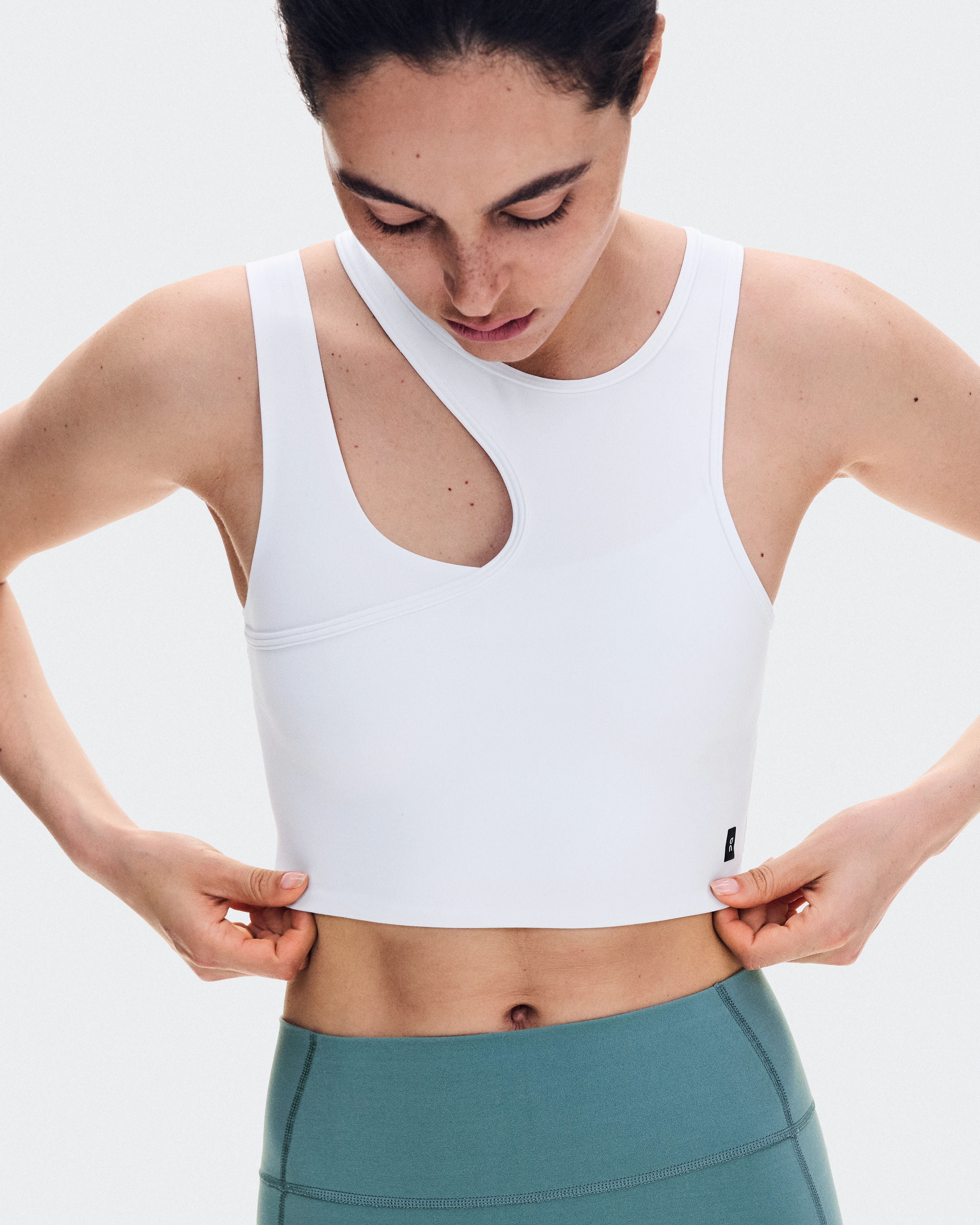 On Studio Asymmetric Crop White Femme Hauts et t-shirts