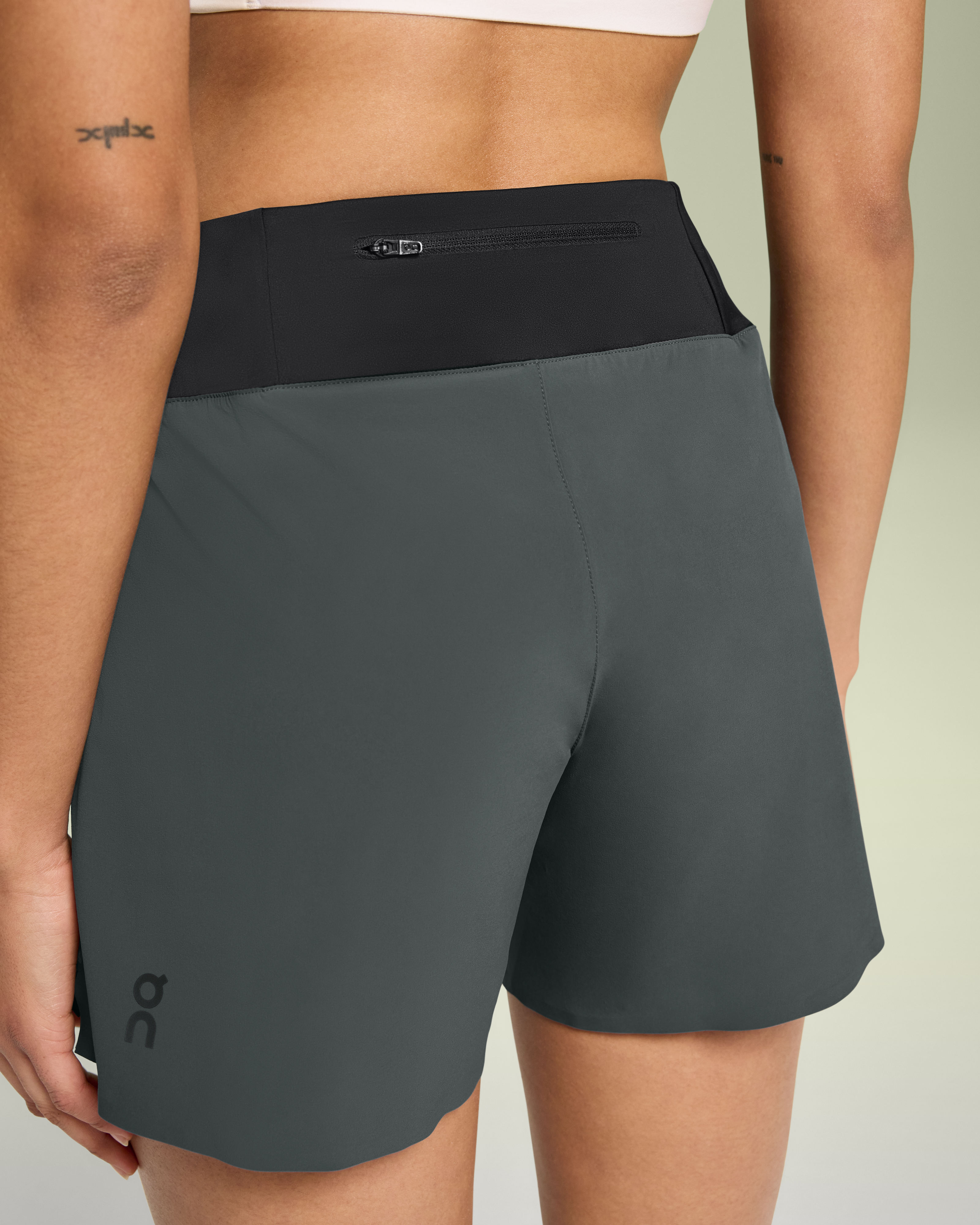 On 5" Running Shorts Lead & Black Femme Shorts