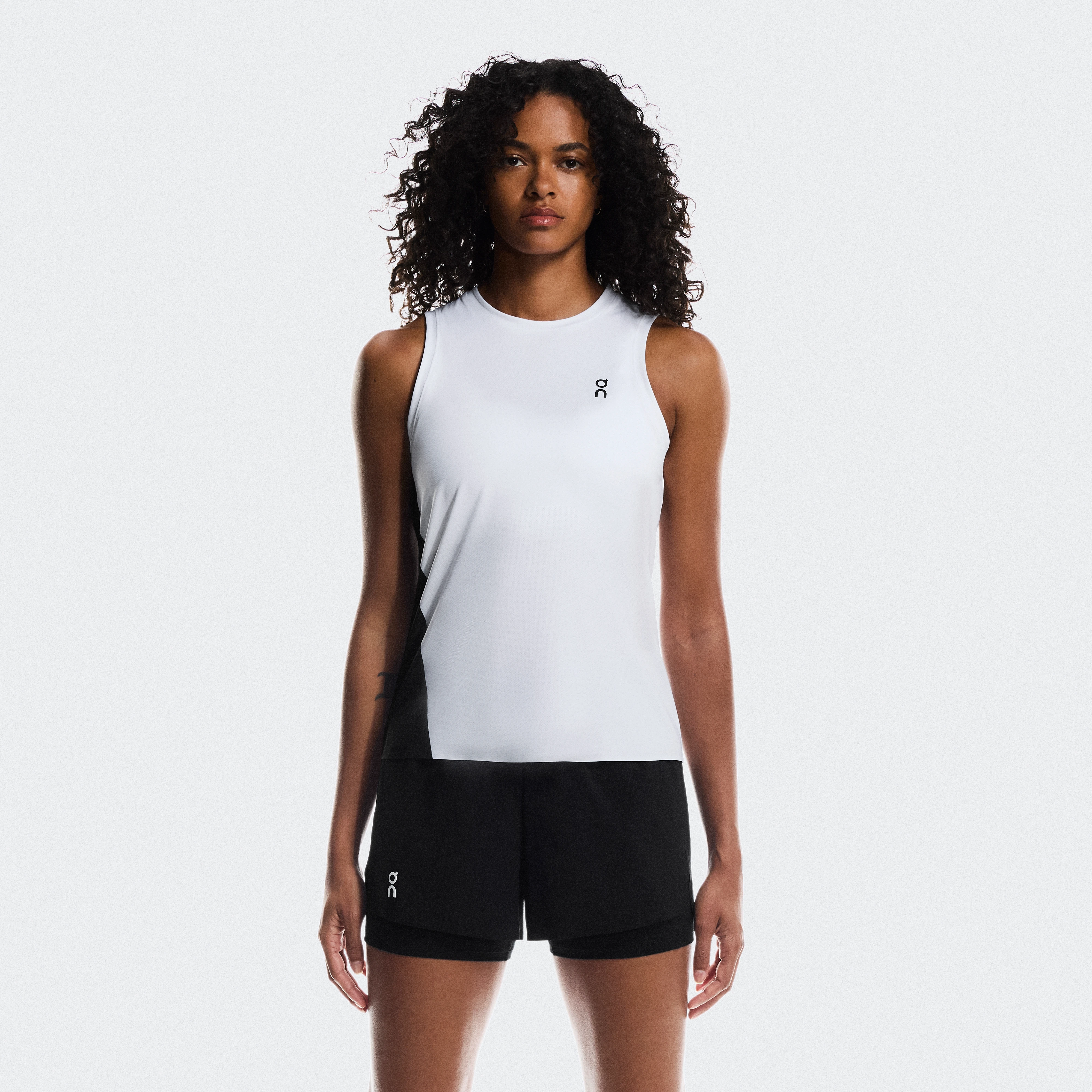 On Court Tank White & Black Femme – Performance, tennis, sports de raquette, légèreté Hauts et t-shirts