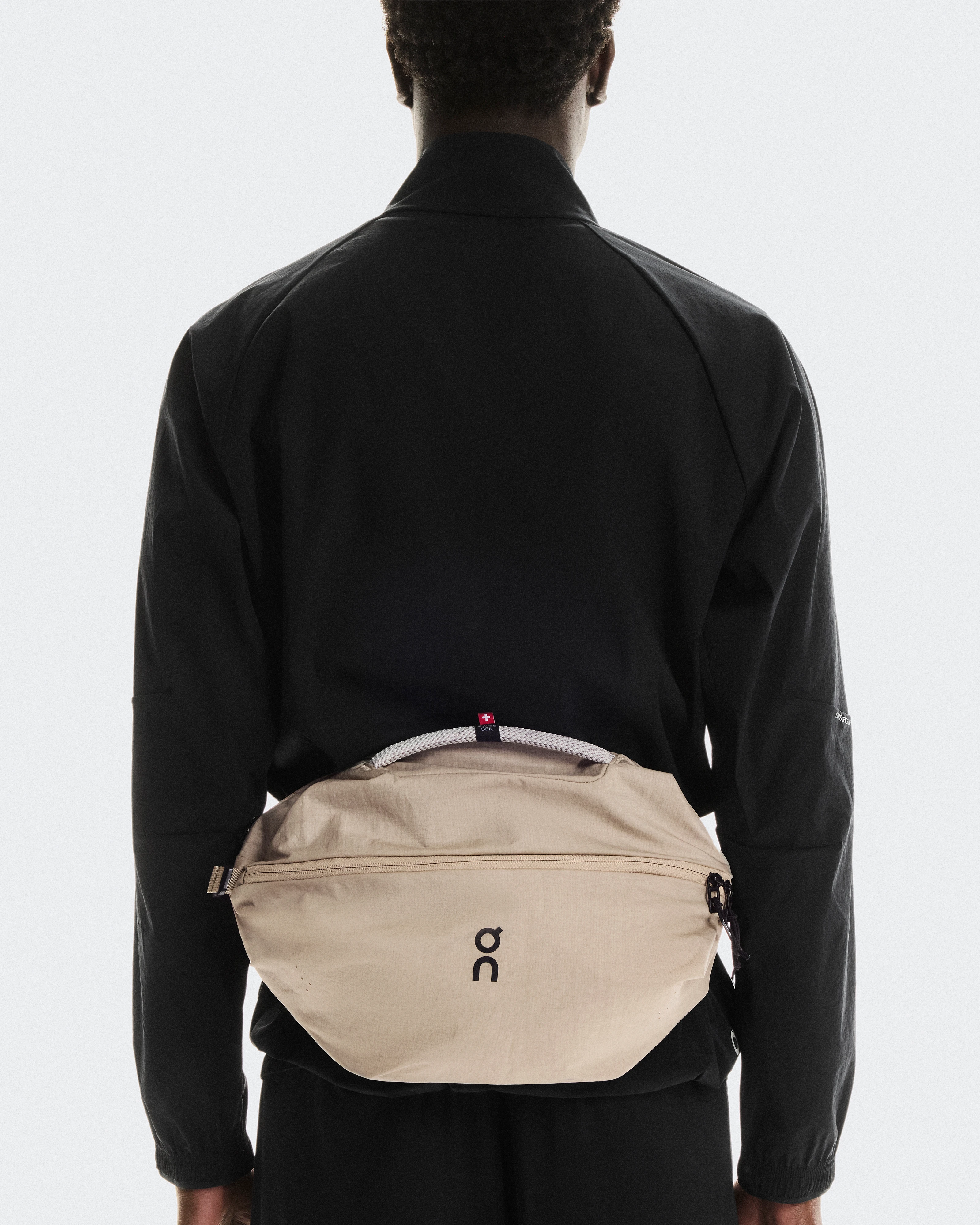 On Sling Pack 9L Sand & Black Unisexe Sacs