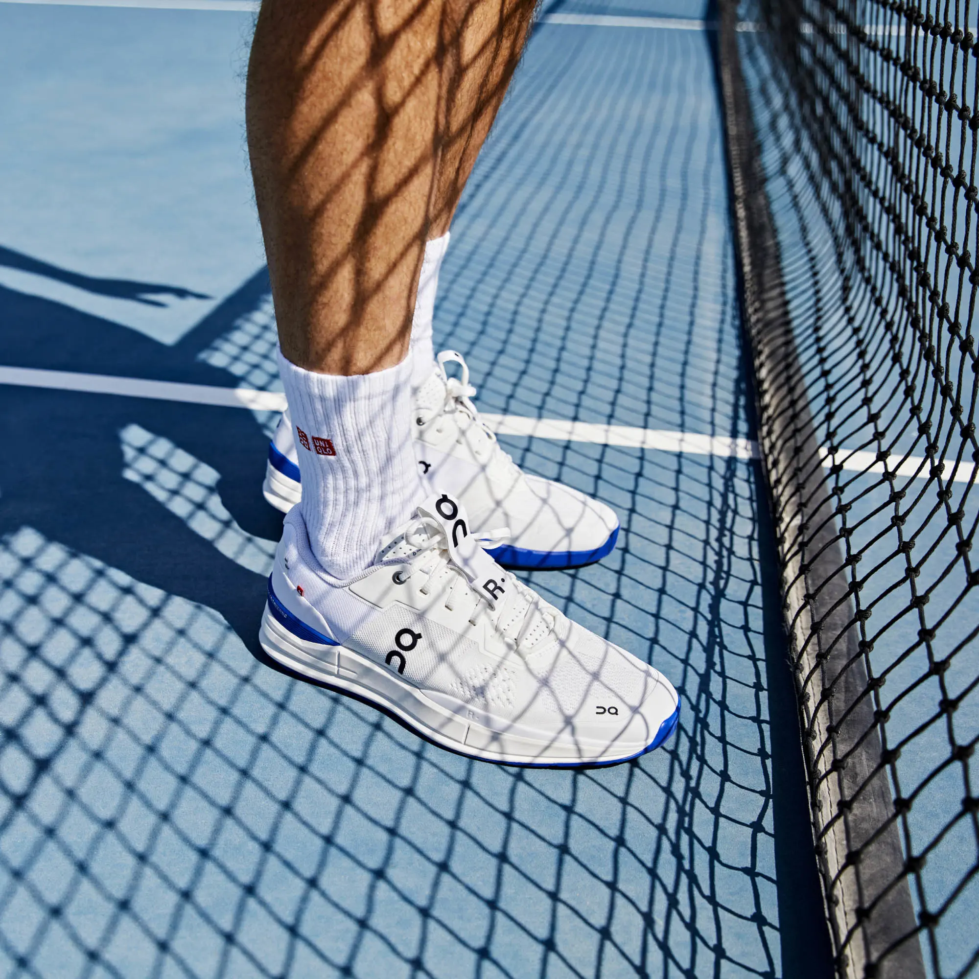 Perspective à hauteur de genoux de Roger Federer avec la Roger Pro sur surface dure. 