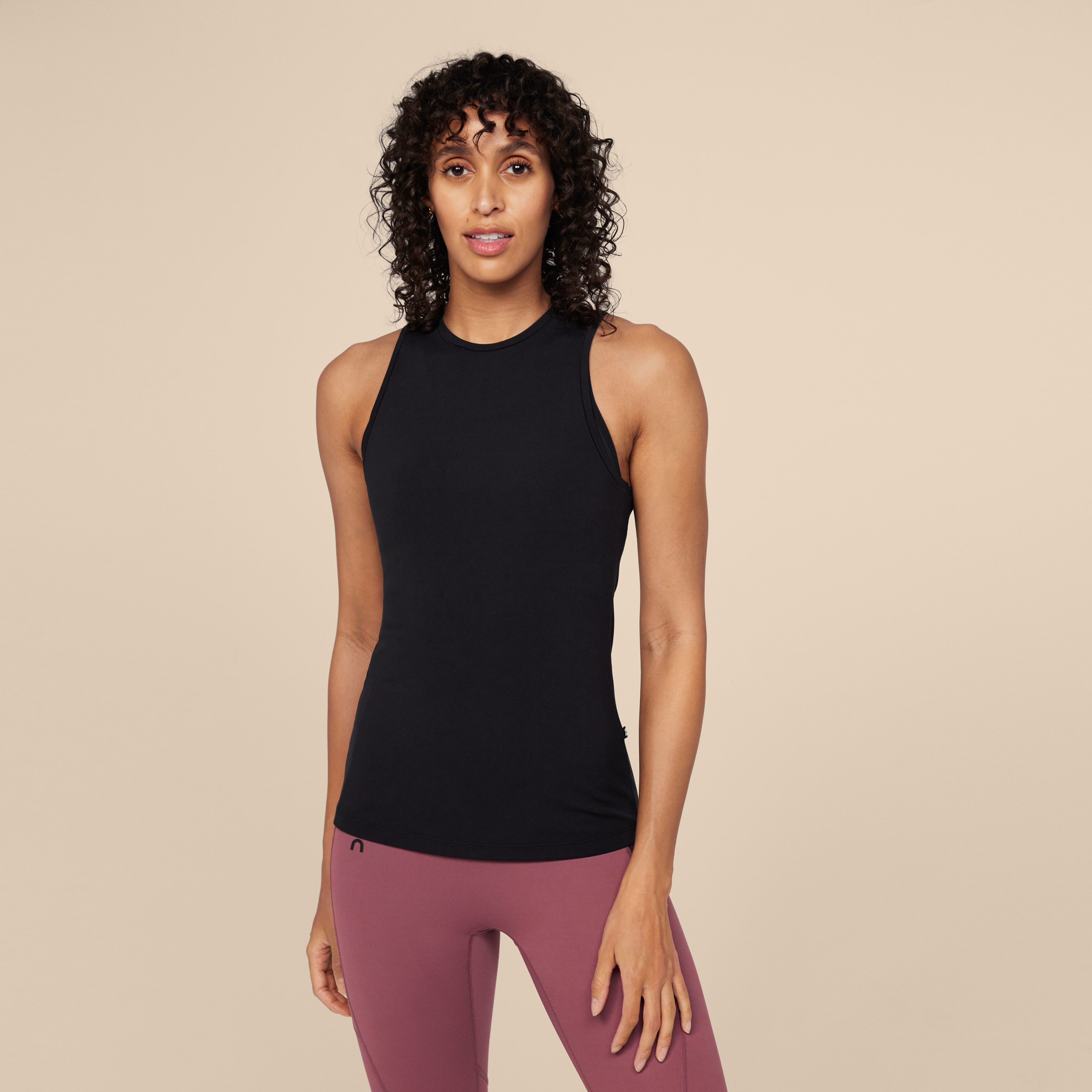 On Movement Tank Black Femme – Porter quotidien, yoga, training faible intensité Hauts et t-shirts