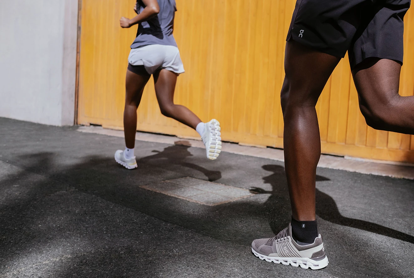 Woman and man running through the city from the Cloudswift campaign 2021.