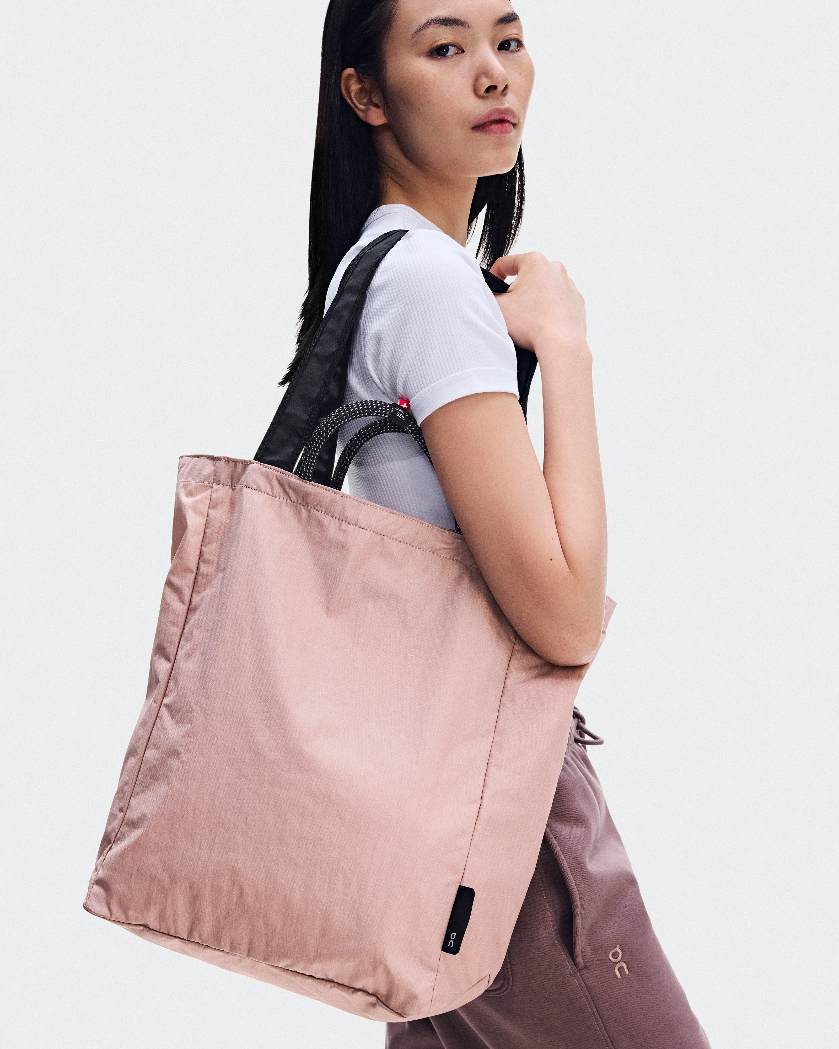 On Tote Pack 25L Biscuit & Black Unisexe Sacs