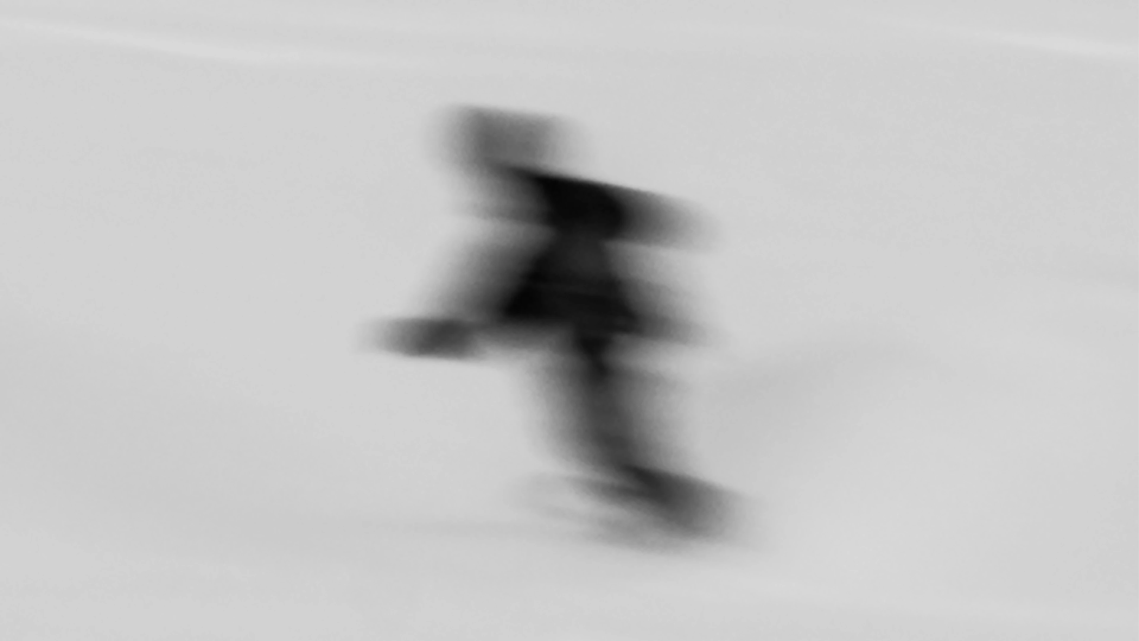 Silhouette floue qui court en noir et blanc