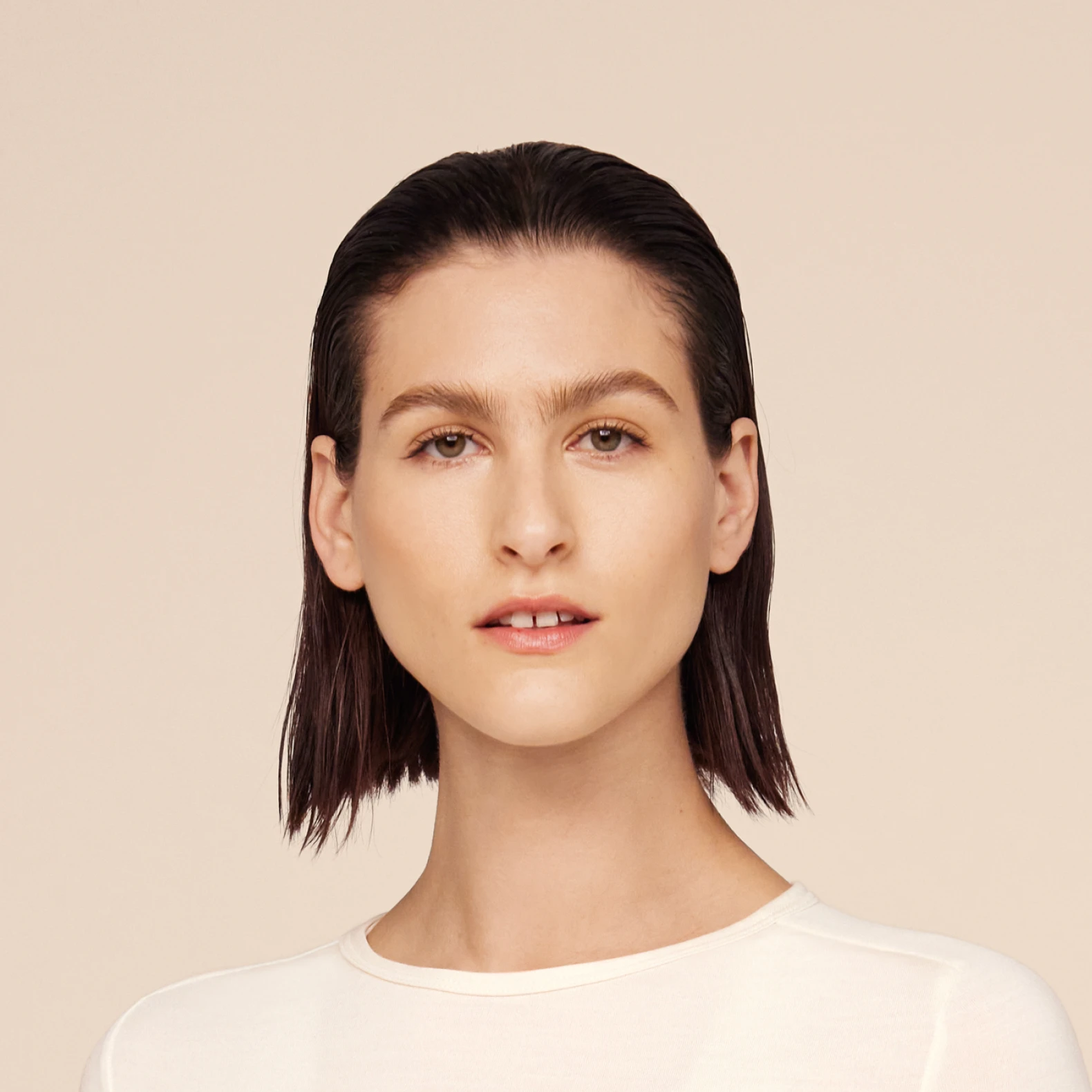 Plan rapproché d’Athena, mannequin avec un haut blanc.