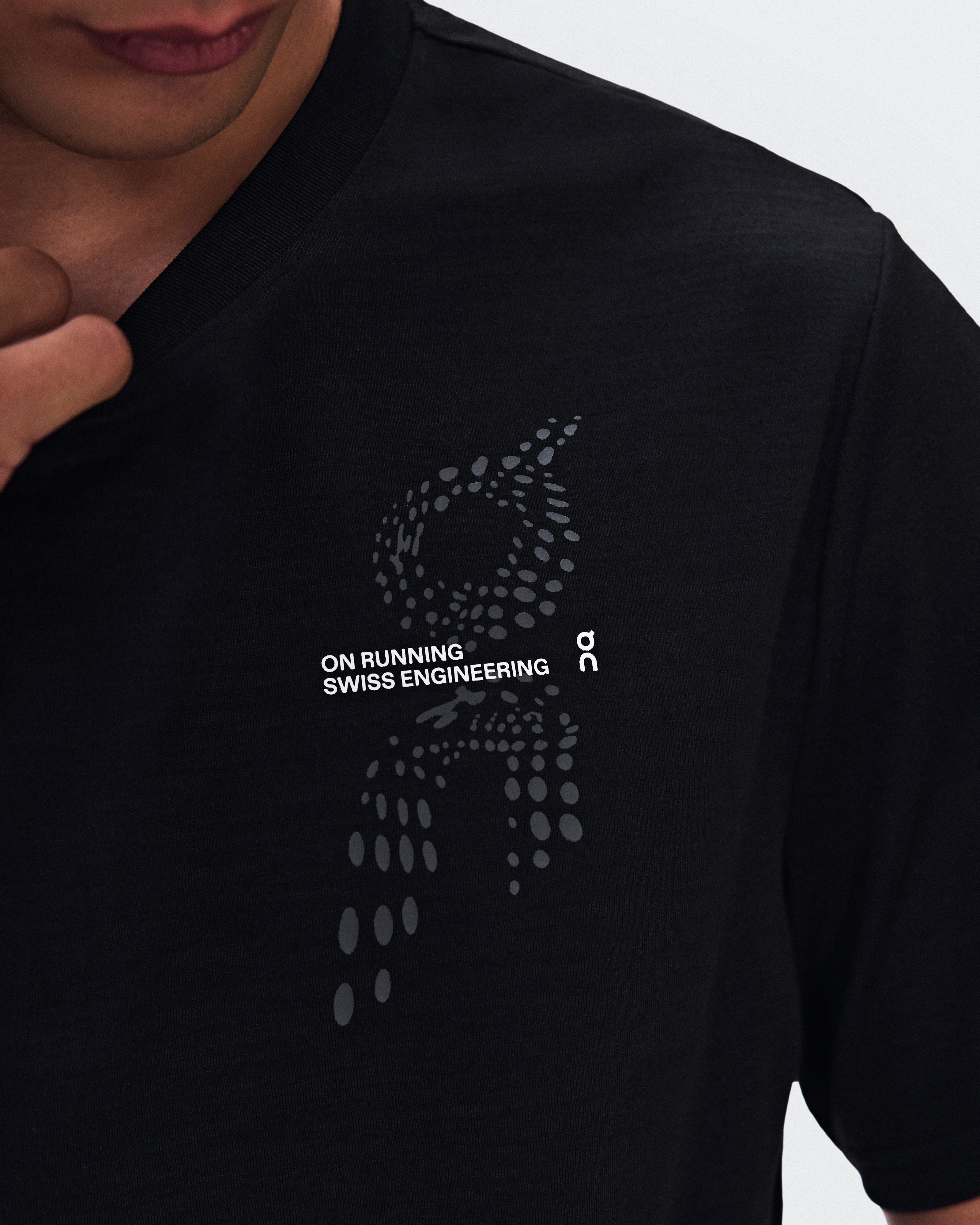 On On Run-T Black Homme Hauts et t-shirts