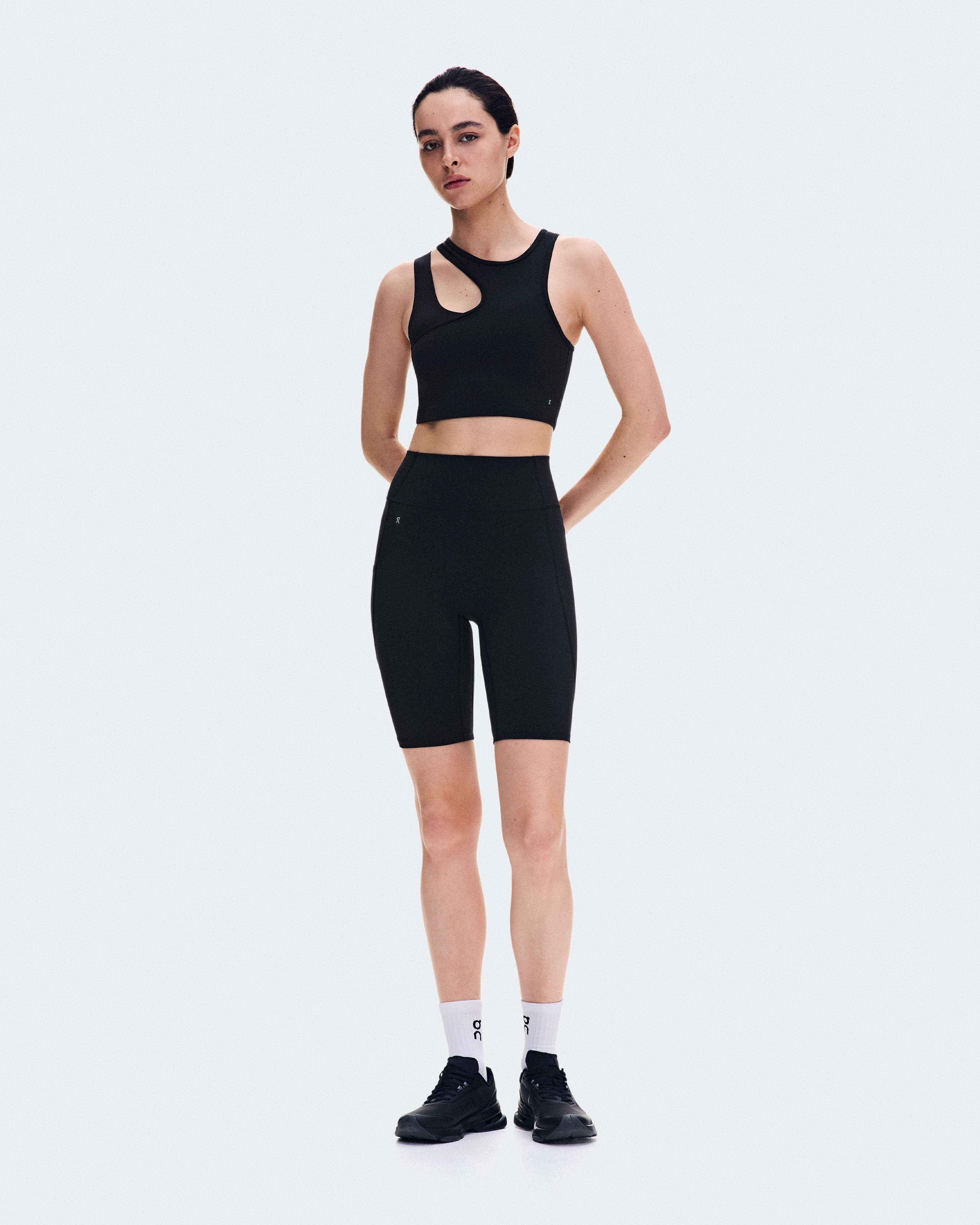 On Studio Asymmetric Crop Black Femme Hauts et t-shirts