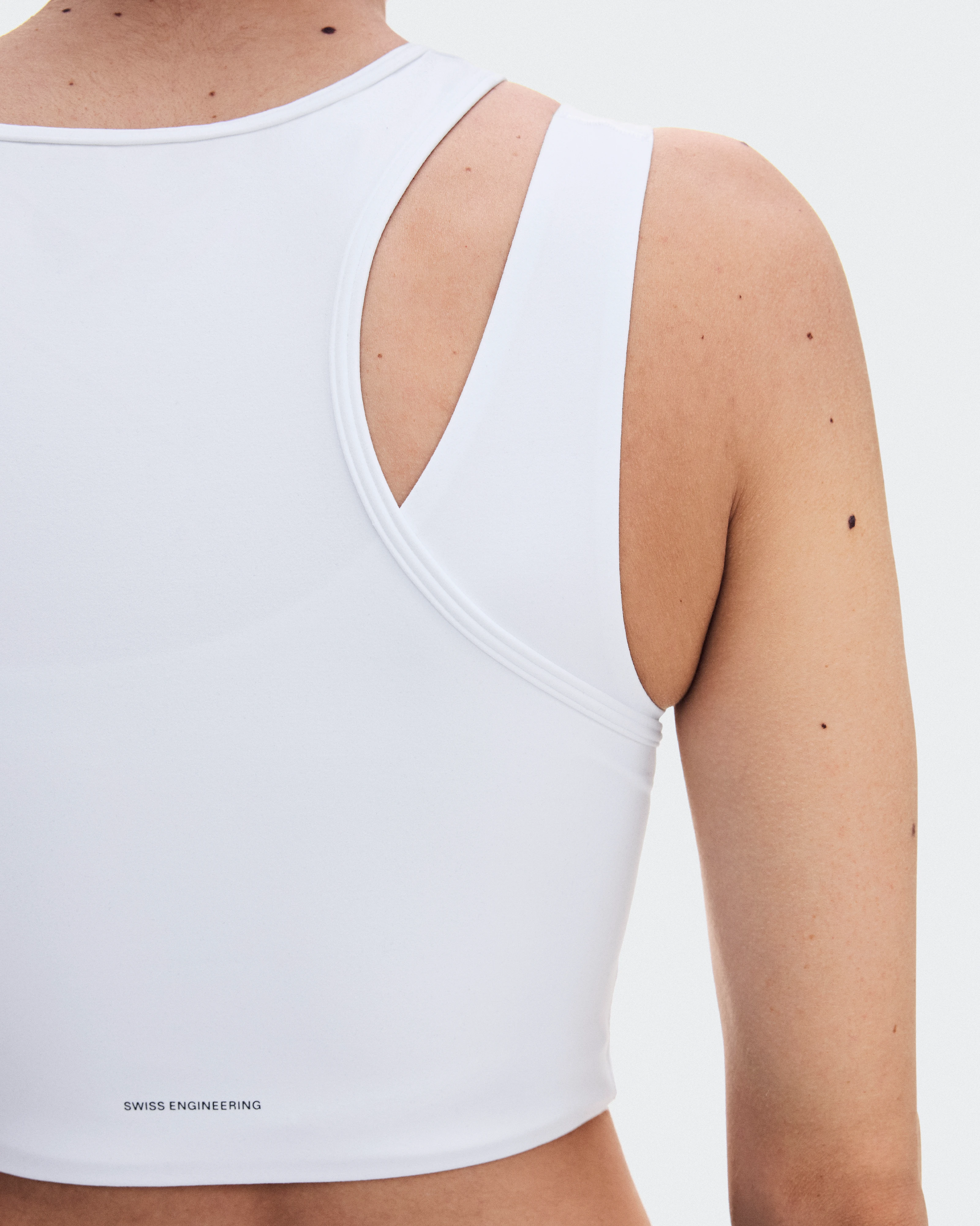 On Studio Asymmetric Crop White Femme Hauts et t-shirts