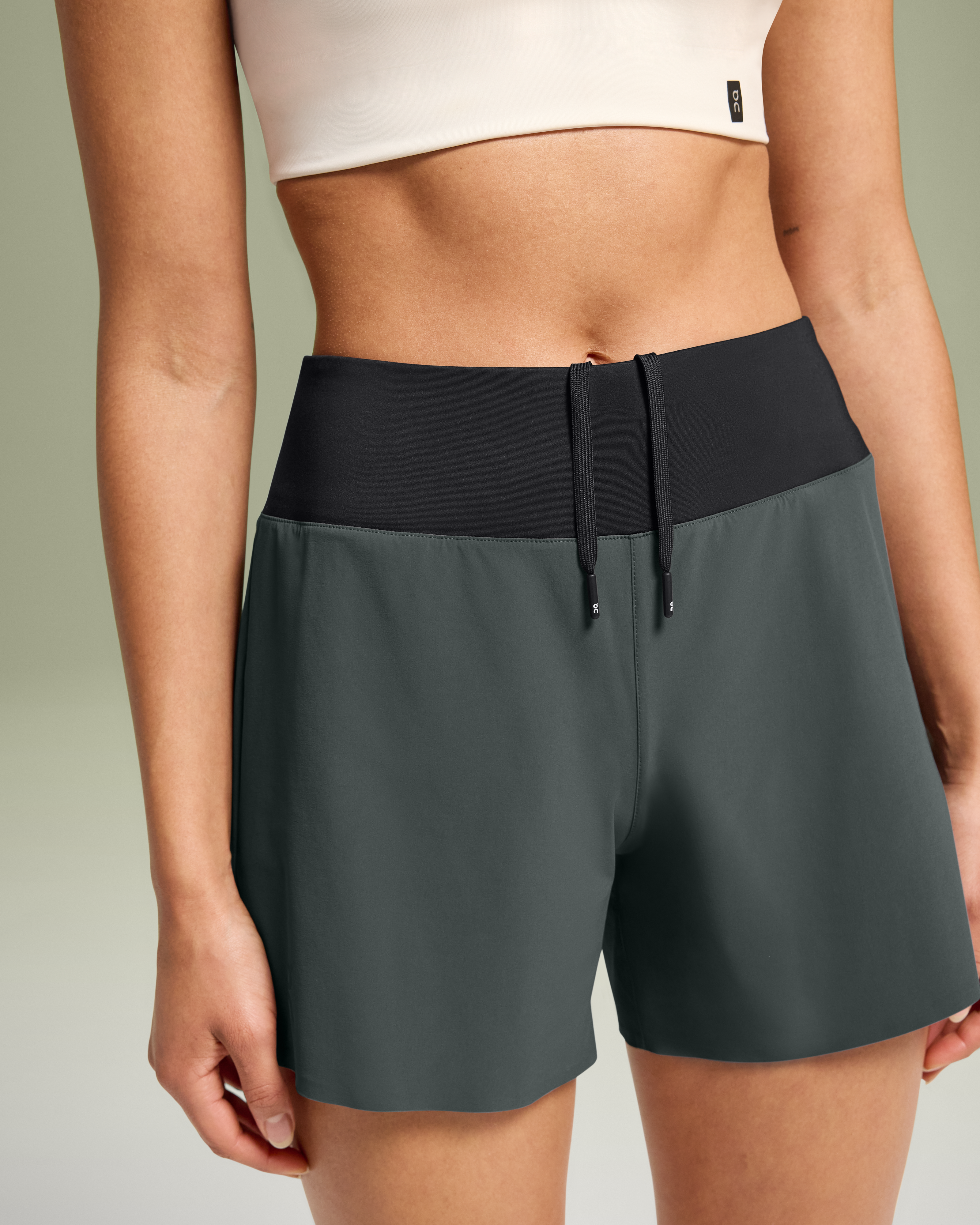 On 5" Running Shorts Lead & Black Femme Shorts