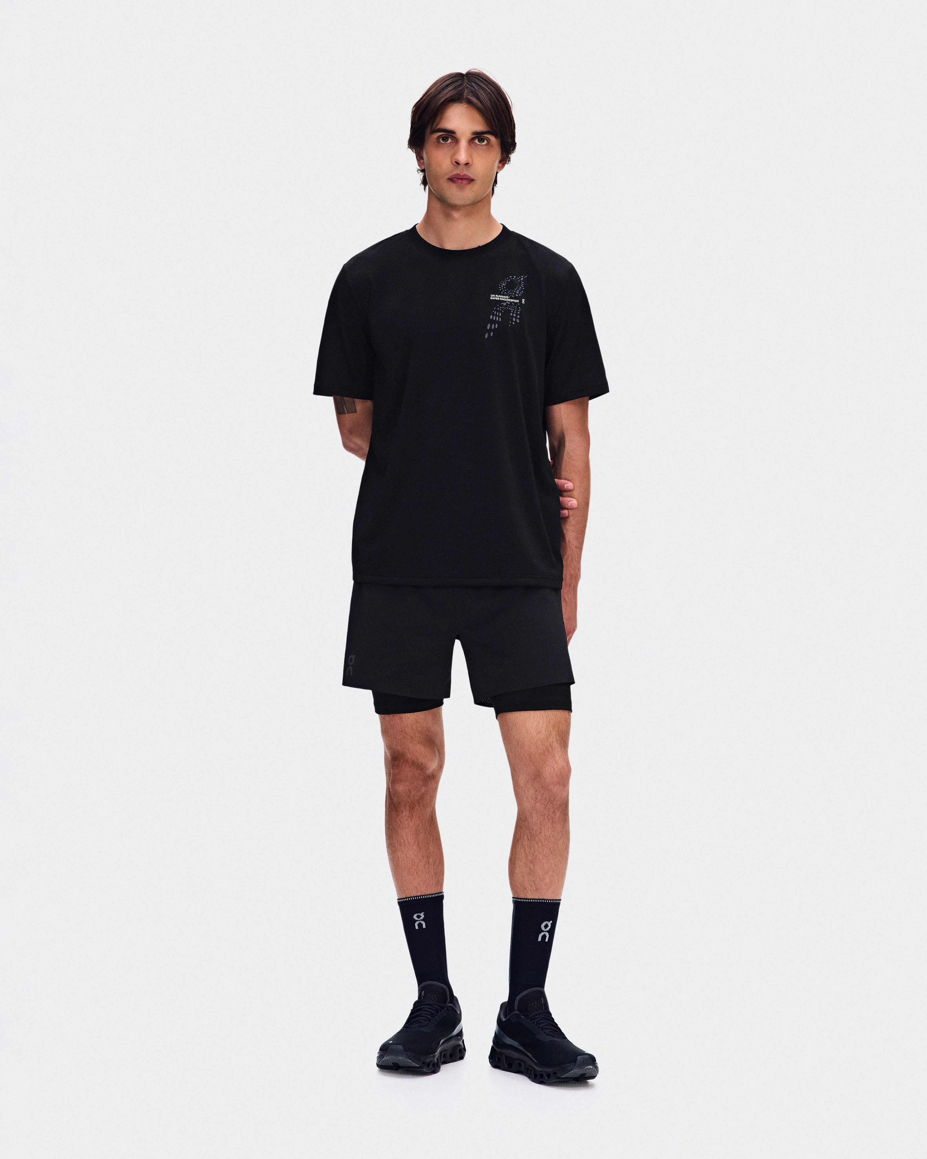On On Run-T Black Homme Hauts et t-shirts