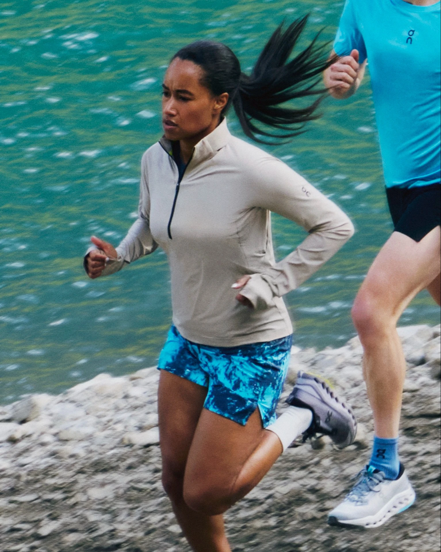 Deux runners longeant un cours d’eau.