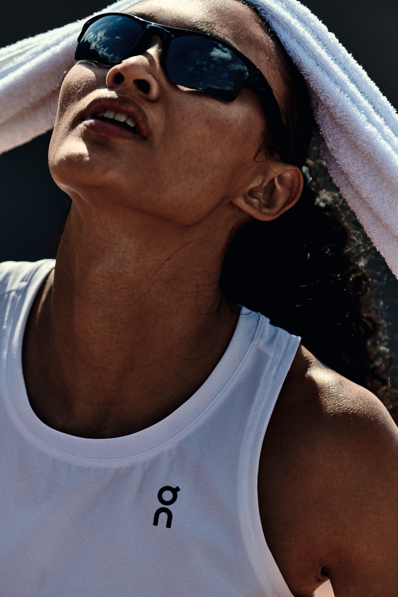 Une joueuse de tennis prend un moment pour pratiquer un exercice de respiration pendant un match difficile.