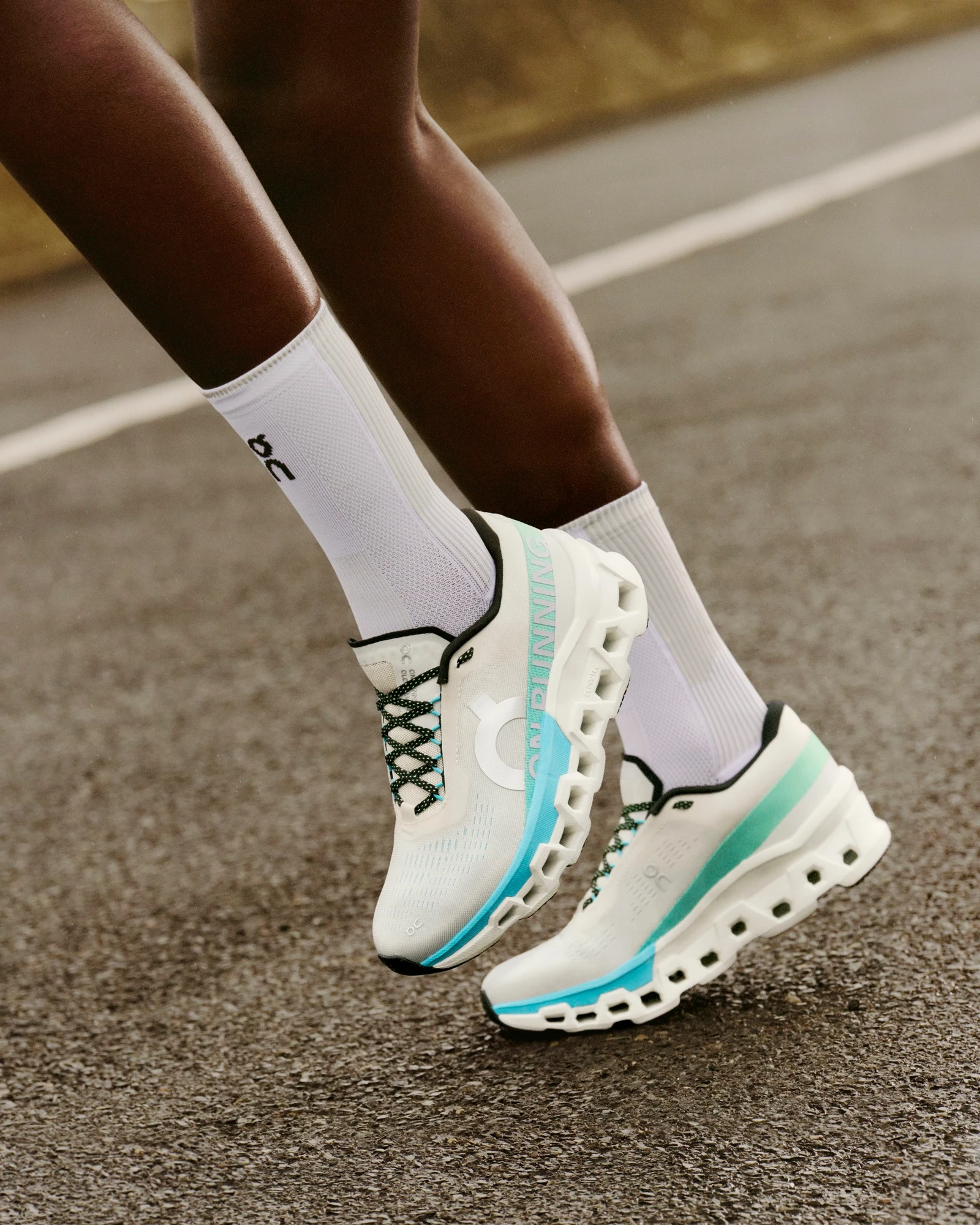 Une personne s’échauffe avant de courir dans des chaussures de running On Cloudmonster&nbsp;2.