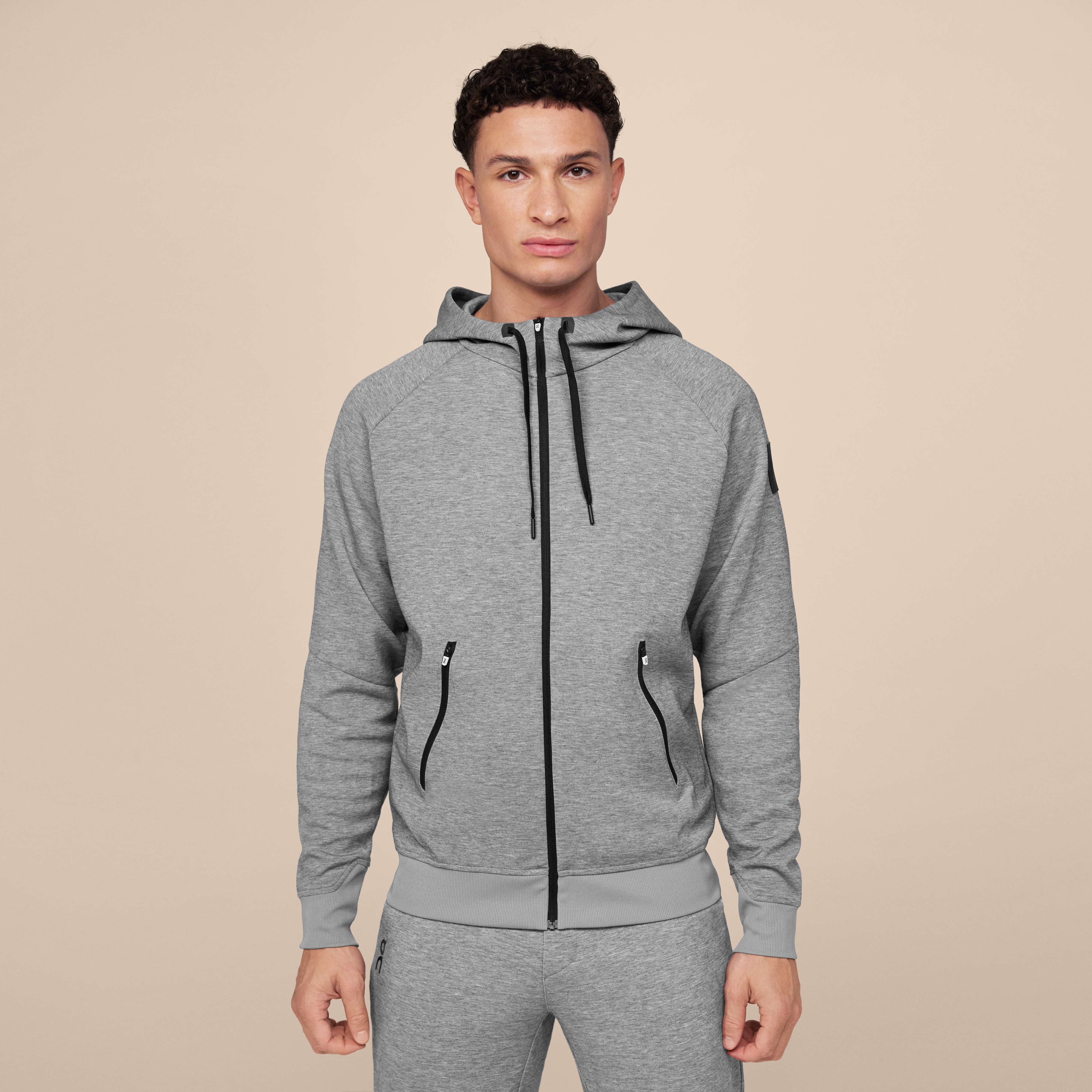On Zipped Hoodie Grey Homme – Confort au quotidien, avant et après l’entraînement, coupe ample Sweats à capuche et sweats