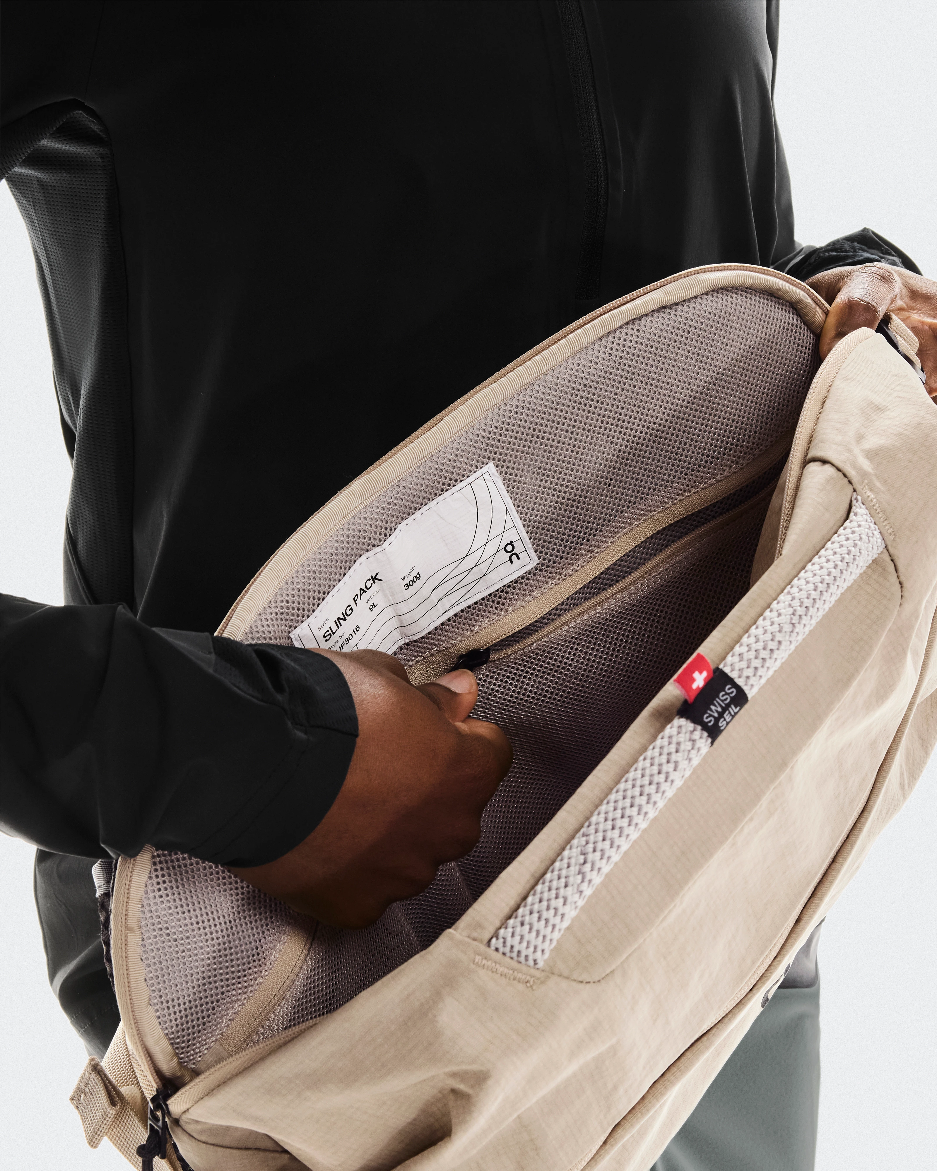 On Sling Pack 9L Sand & Black Unisexe Sacs