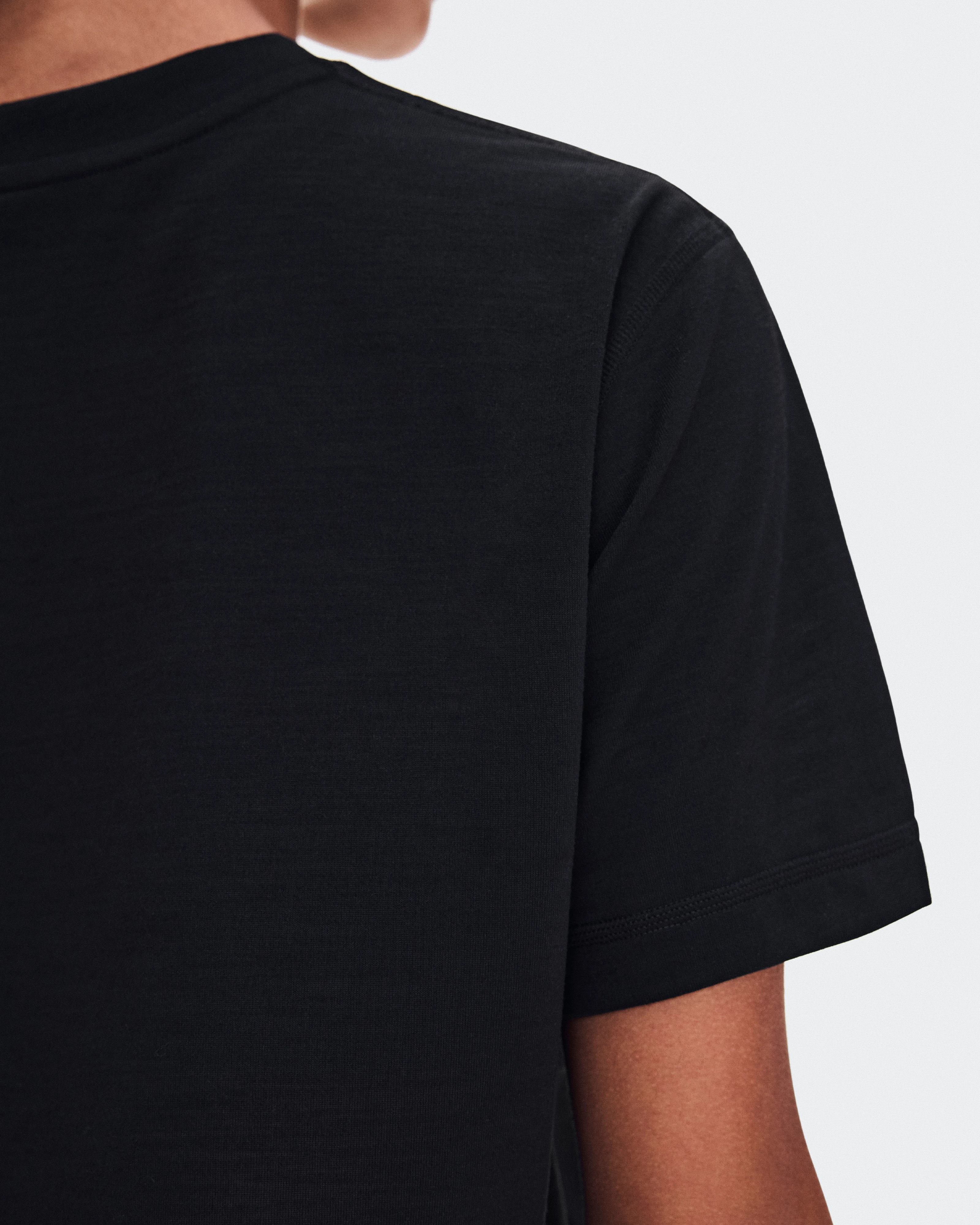 On Train-T Crop Black Femme Hauts et t-shirts