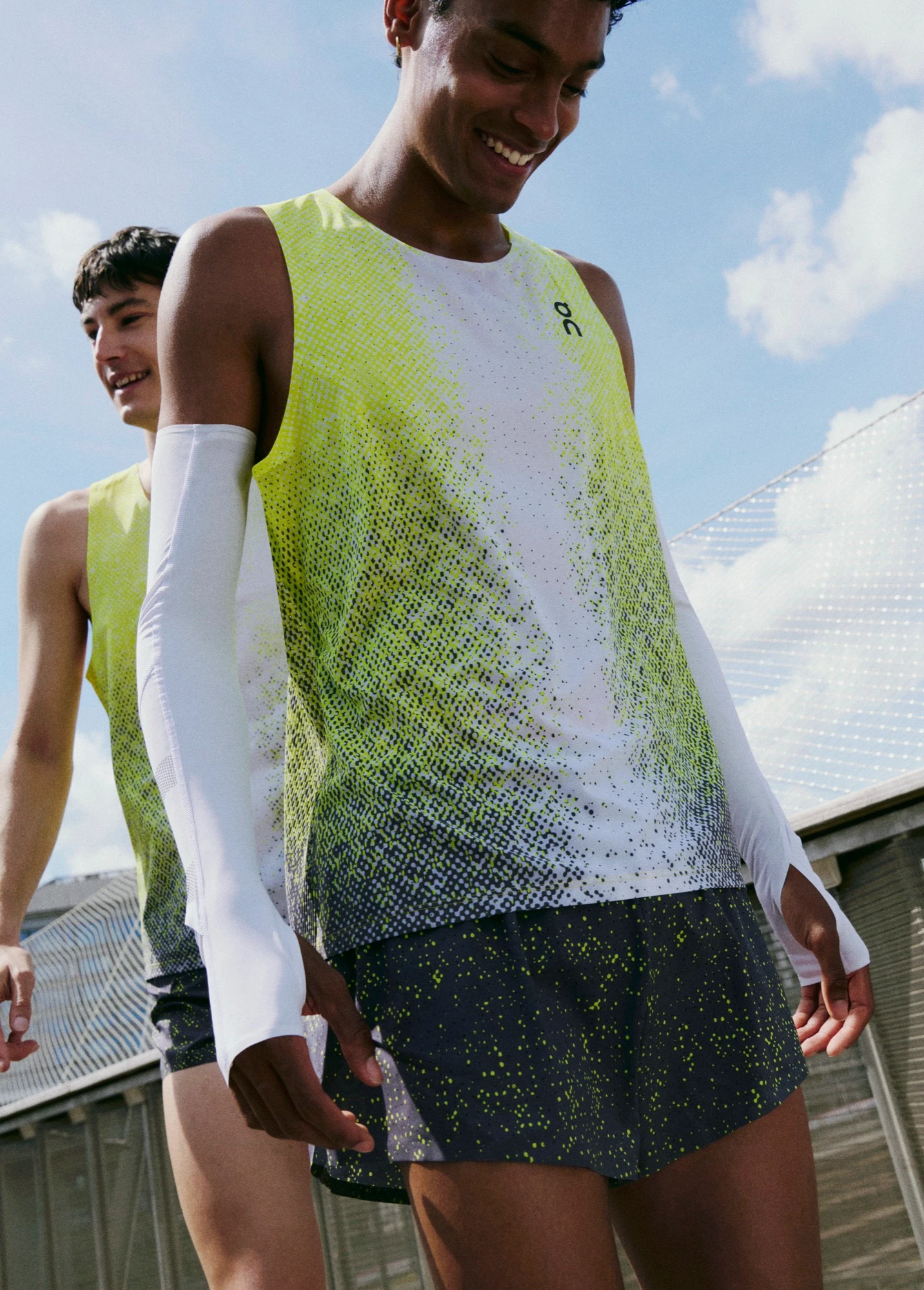 Deux hommes en avant-plan et en arrière-plan portant un équipement de running On.