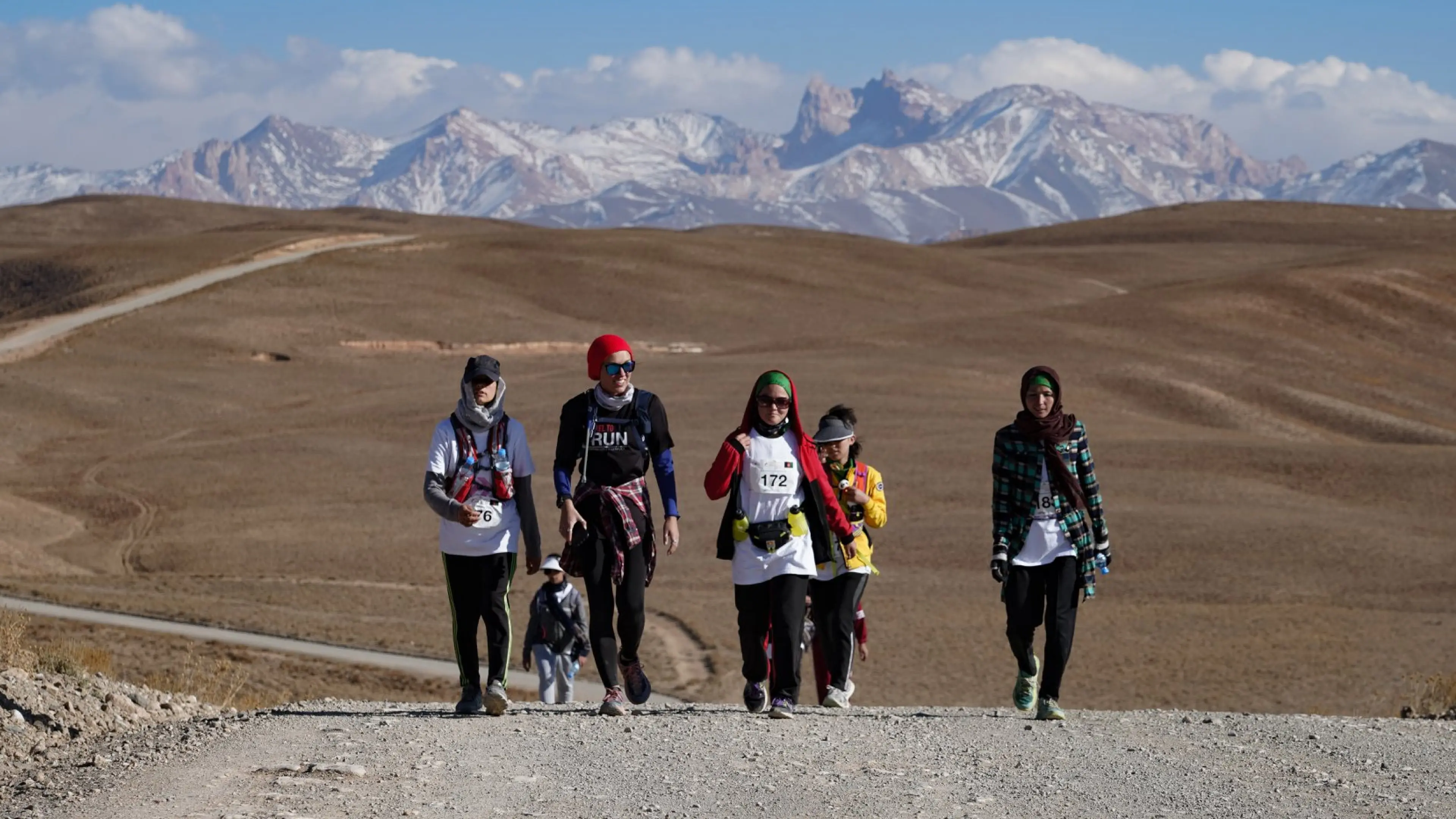 cinq femmes marchent dans les montagnes afghanes