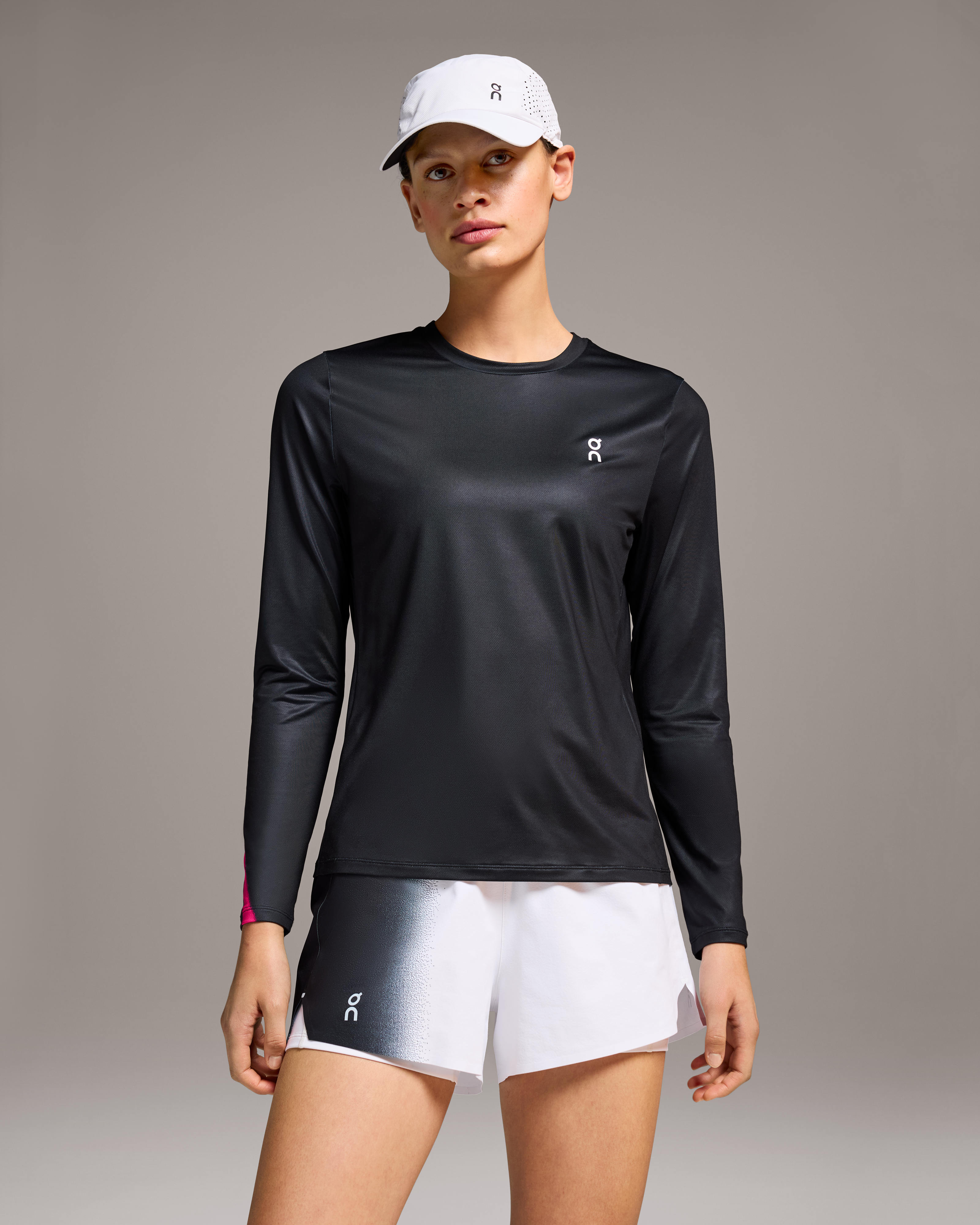 On Court Long-T Black Femme Hauts et t-shirts