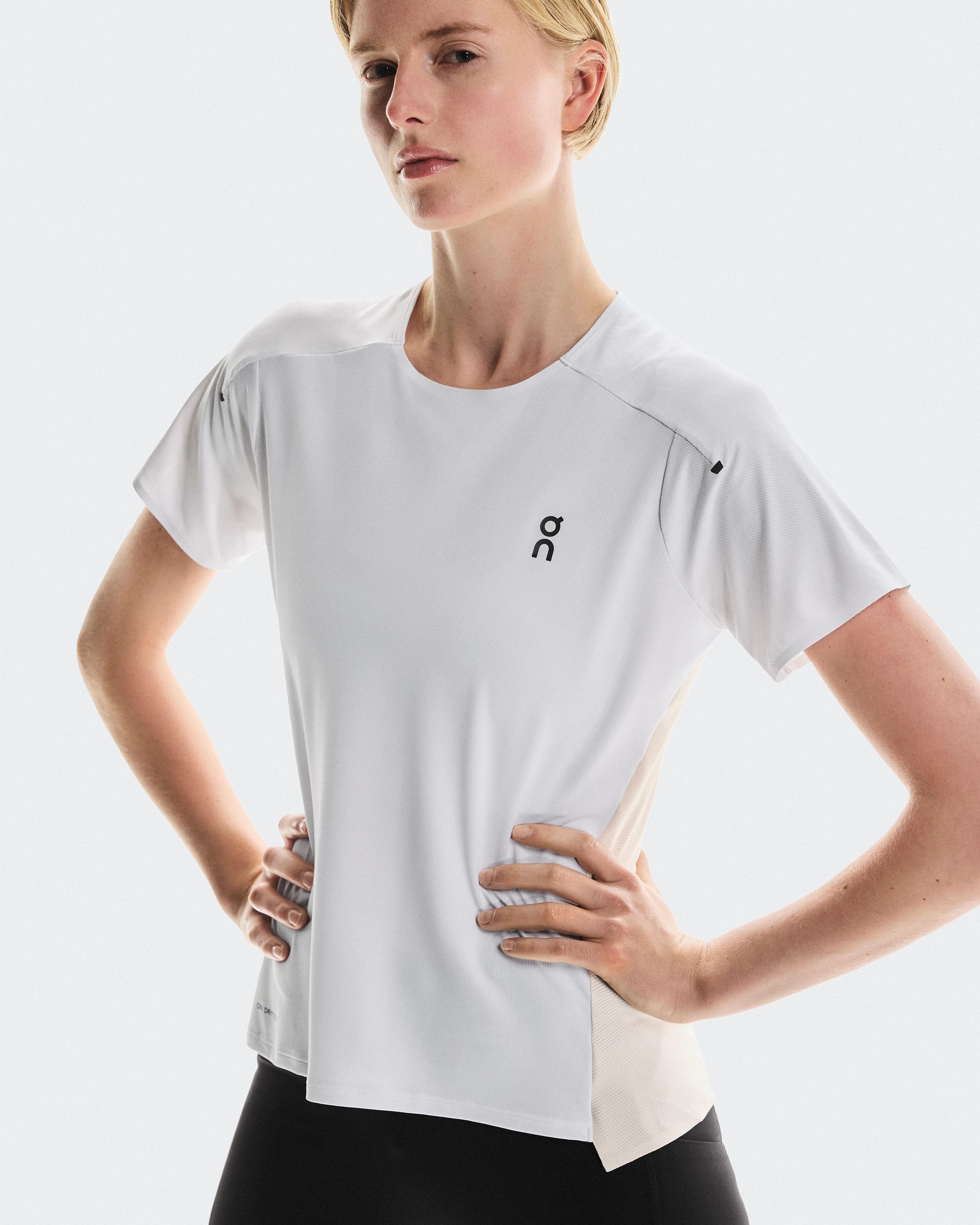 On Performance-T White & Silver Femme Hauts et t-shirts