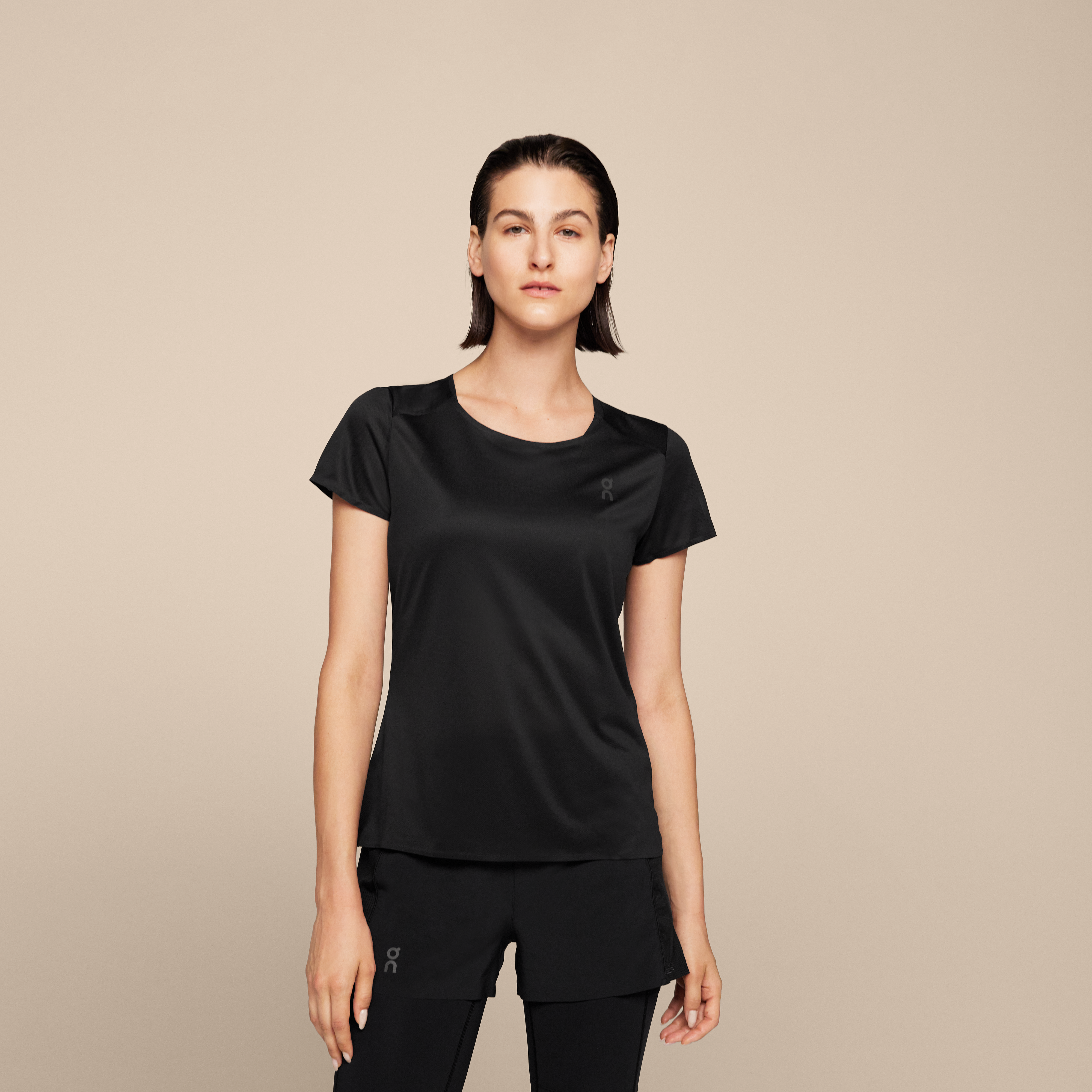 On Performance-T Black & Dark Femme – Entraînement par temps chaud, course, ultra-léger Hauts et t-shirts