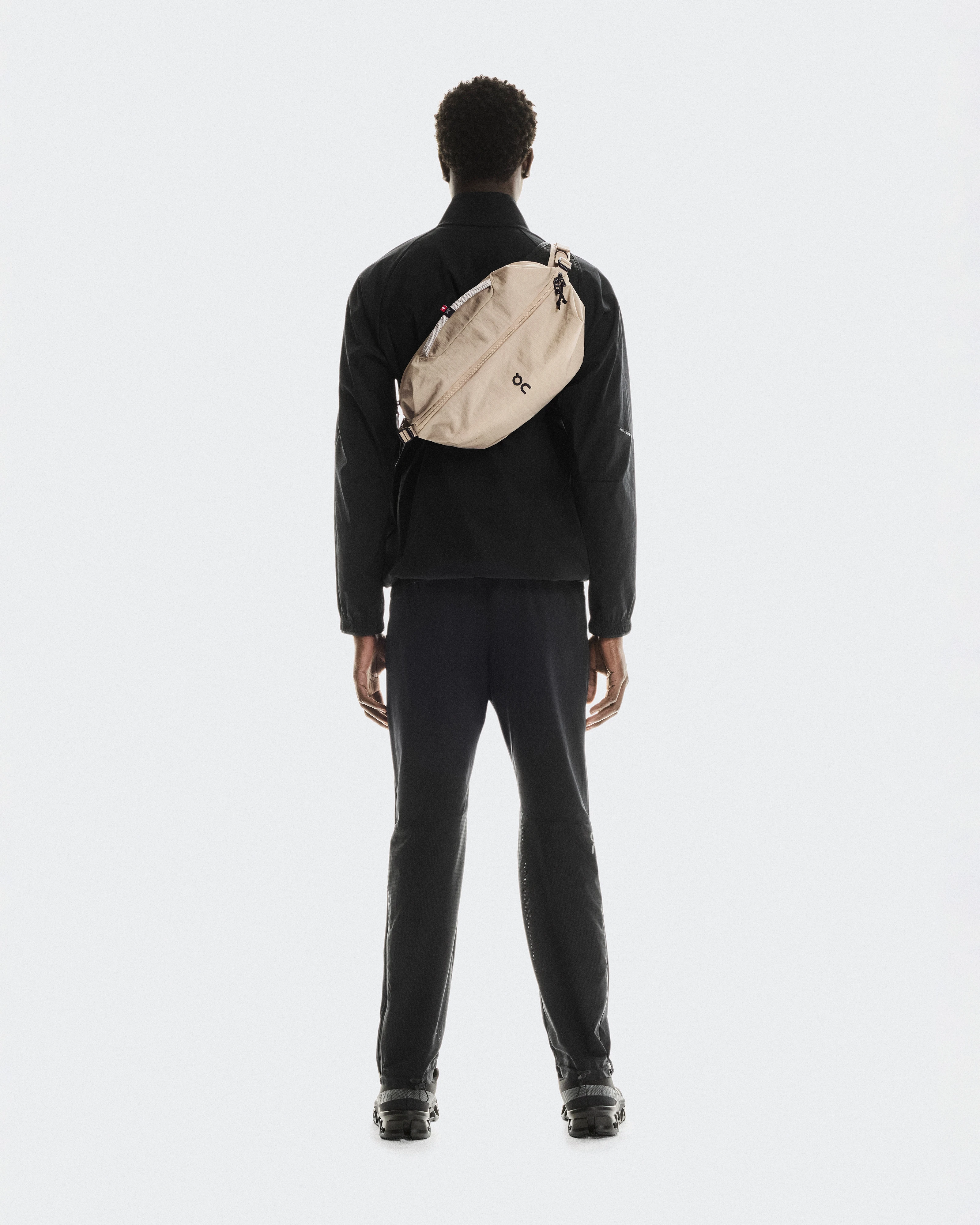 On Sling Pack 9L Sand & Black Unisexe Sacs