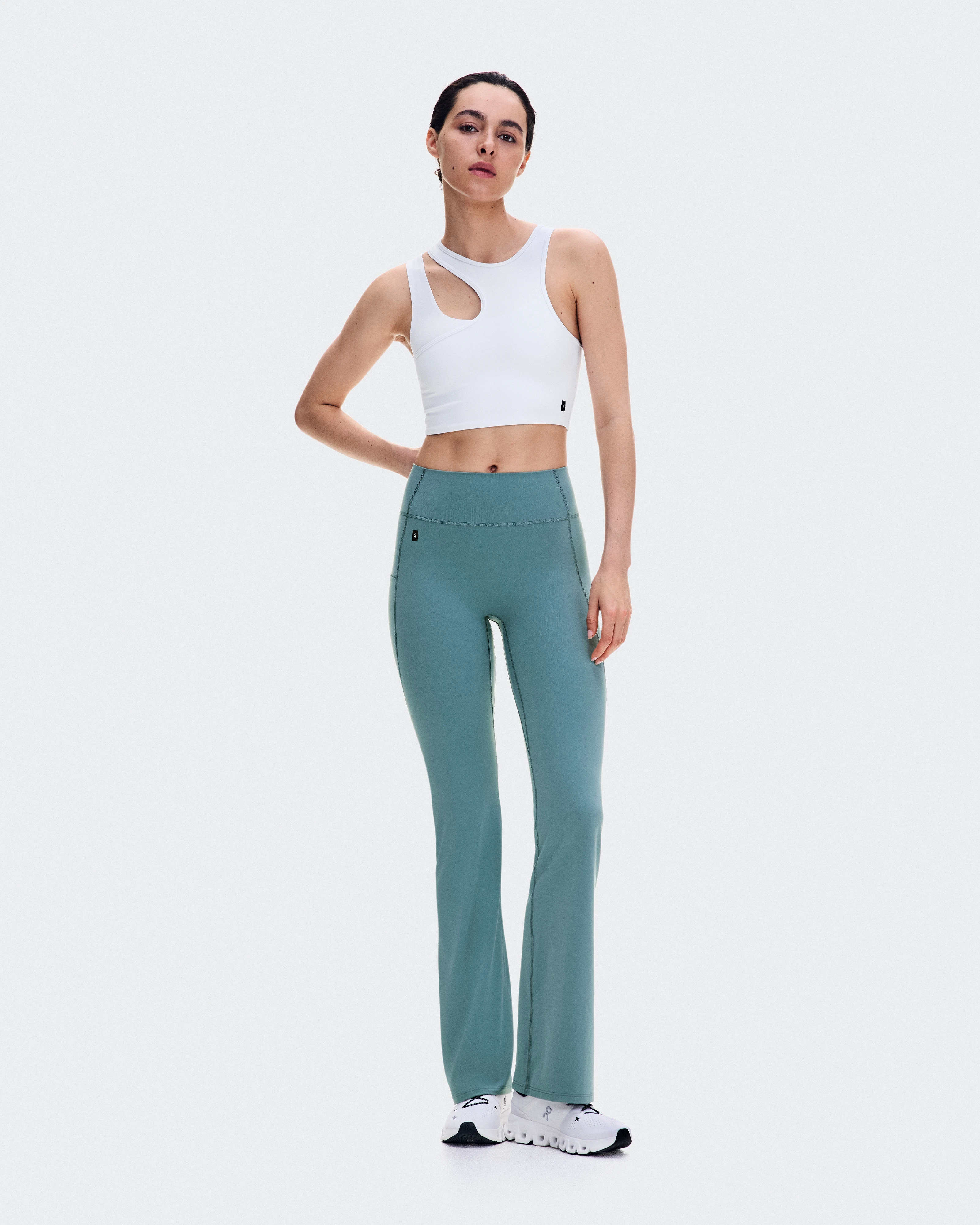 On Studio Asymmetric Crop White Femme Hauts et t-shirts