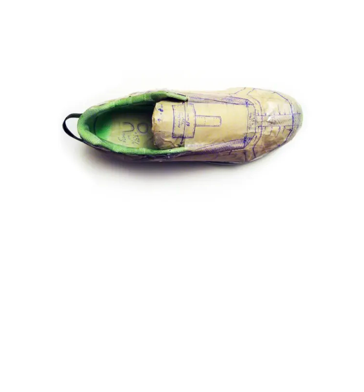 Un prototype de chaussure couvert de dessins à l’encre