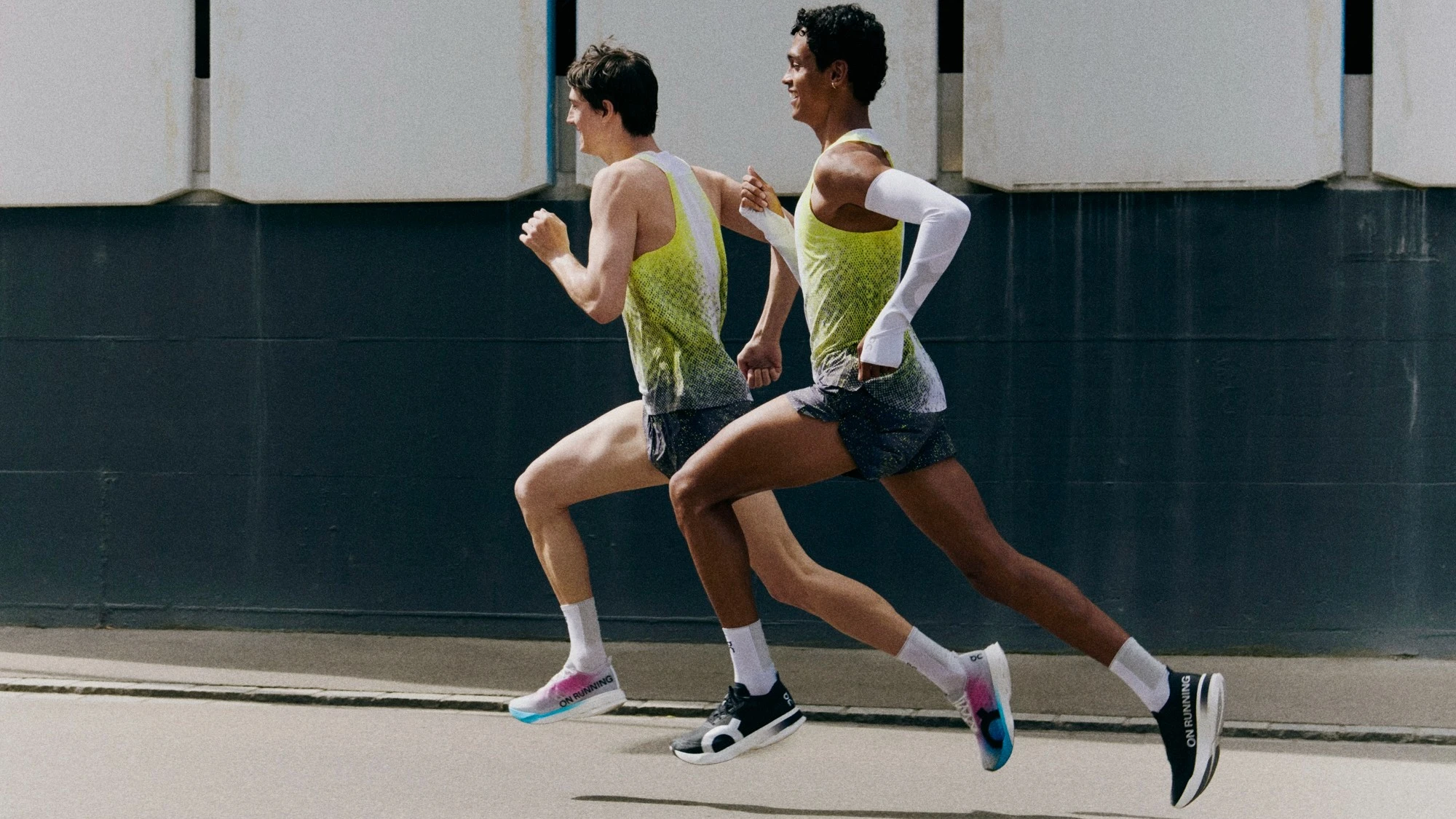 Deux runners courant sur la route.