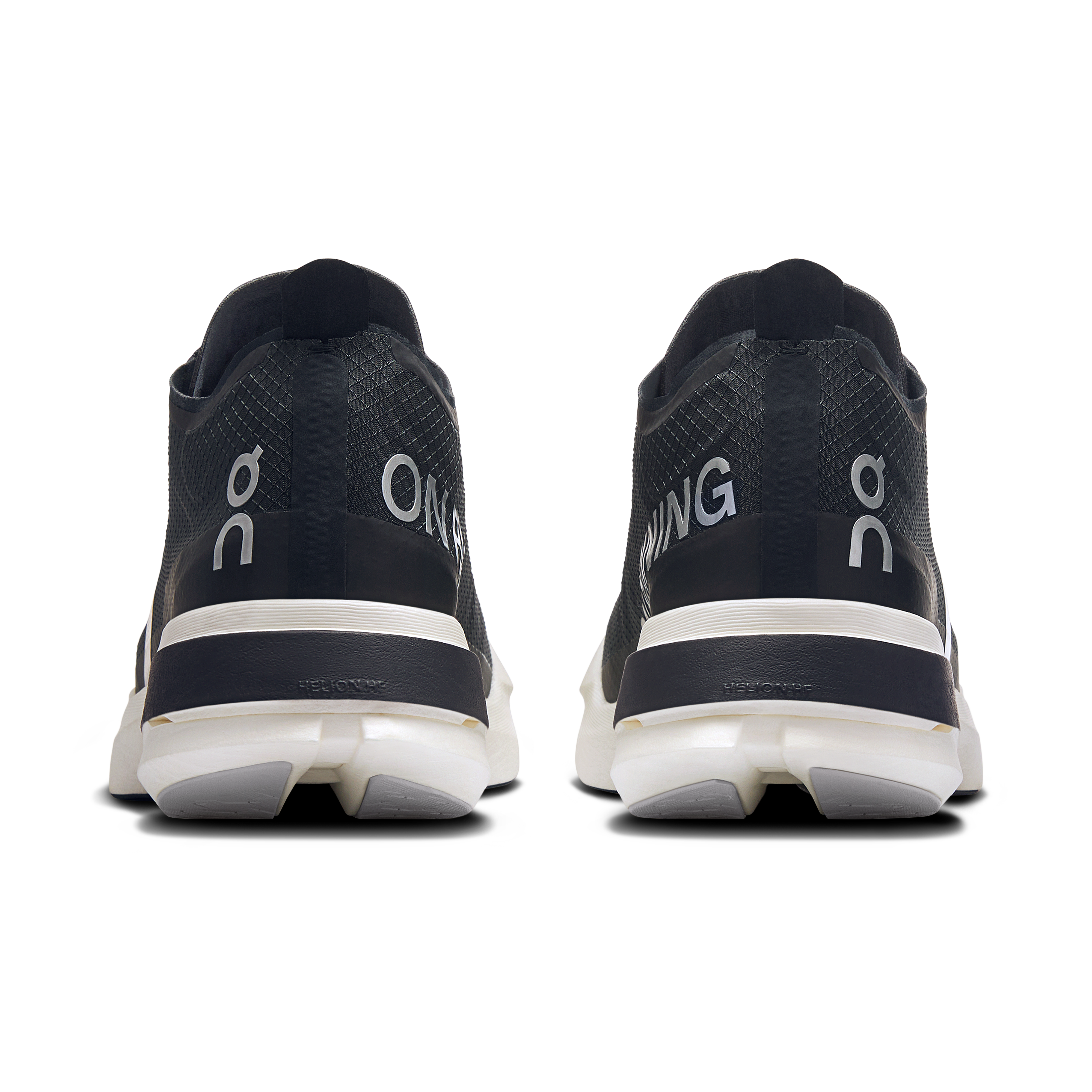 On Cloudboom Strike Black & White Femme Running sur route Chaussures